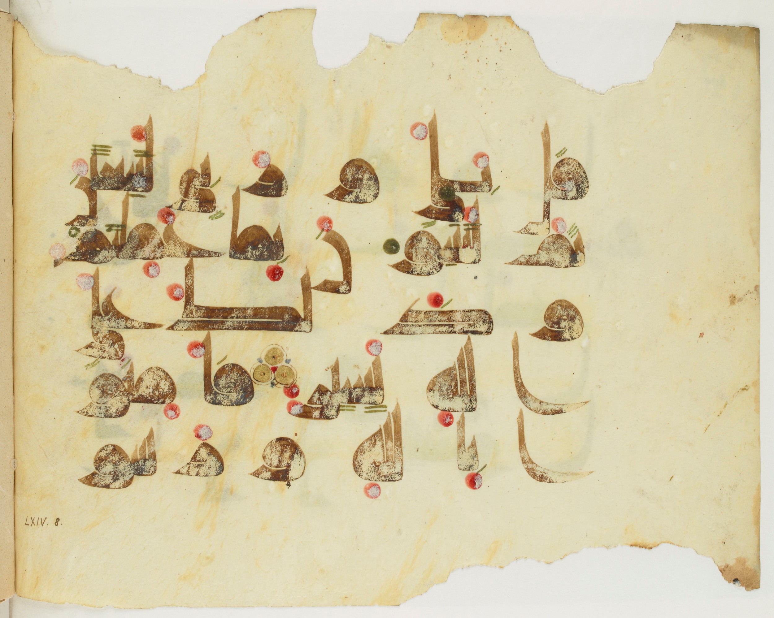 Paris, Bibliothèque nationale de France, Arabe 341 (b) (Scan 1), in Kūfī D.III script, showing Surah 64:8 from Mid-8th to Late 9th Century AD found in Fustat (Old Cairo), Egypt, currently housed at Bibliothèque nationale de France, Paris