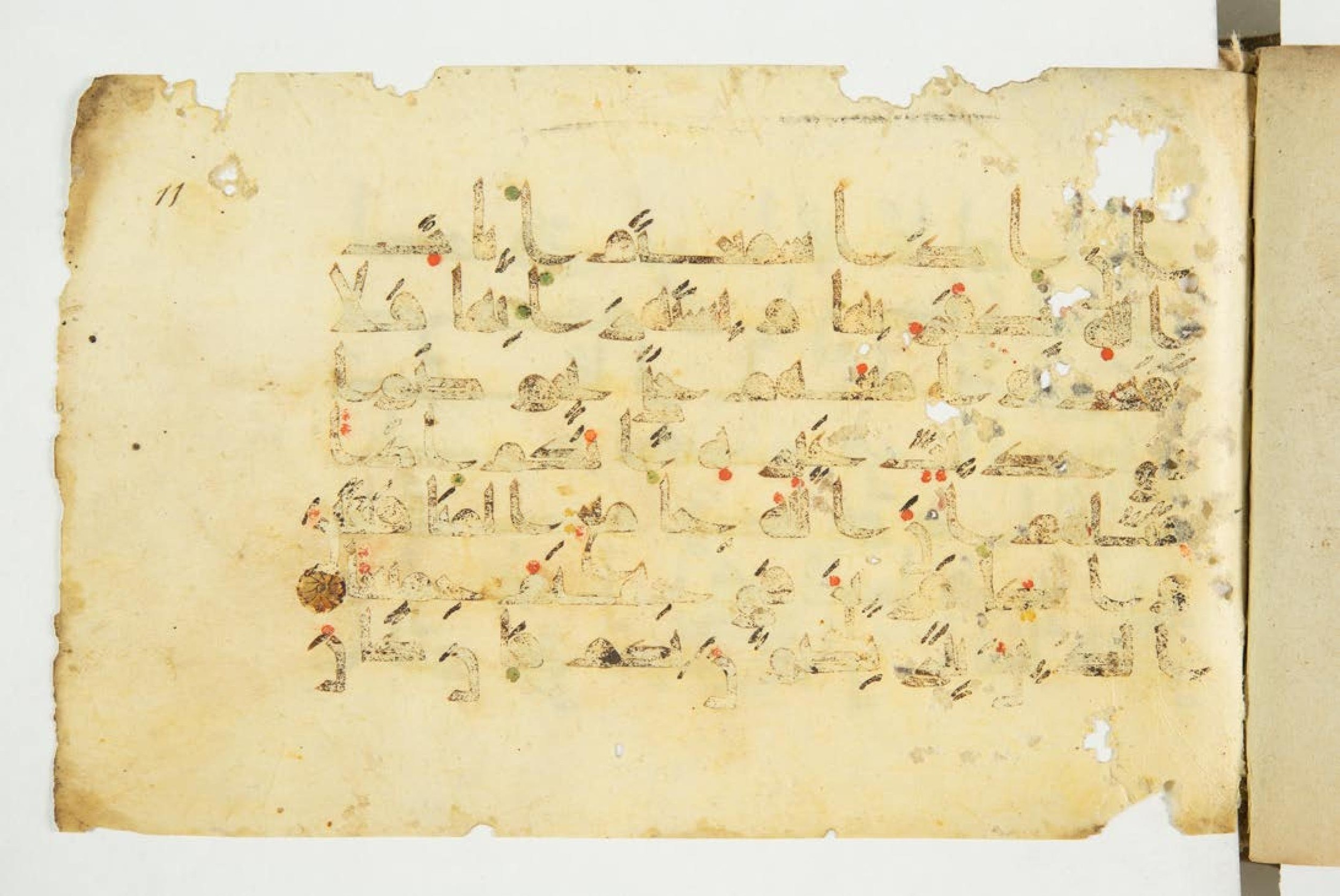 Paris, Bibliothèque nationale de France, Arabe 344 (b) (Scan 1), in kūfī (type D V a) script, showing Surah 4:141 from Mid 8th to Late 9th Century AD found in Fustat (Old Cairo), Egypt, currently housed at Bibliothèque nationale de France, Paris