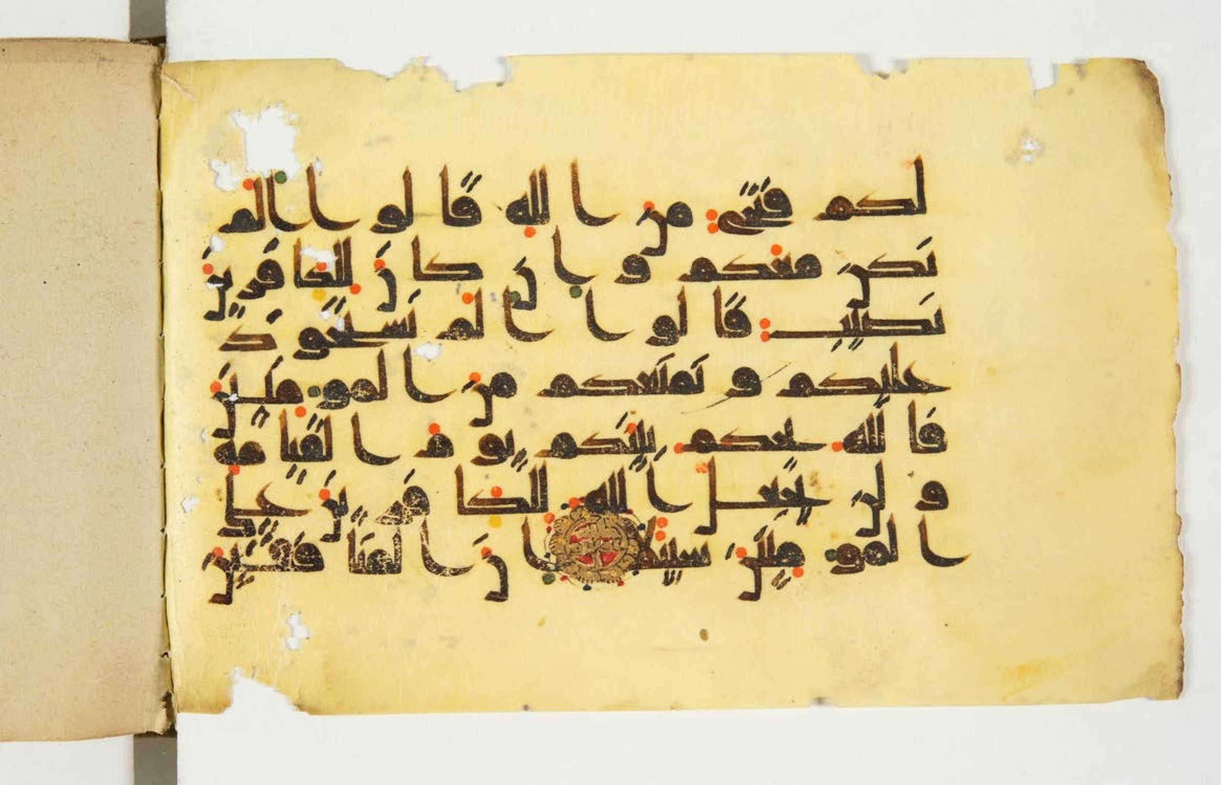 Paris, Bibliothèque nationale de France, Arabe 344 (b) (Scan 2), in kūfī (type D V a) script, showing Surah 4:141 from Mid 8th to Late 9th Century AD found in Fustat (Old Cairo), Egypt, currently housed at Bibliothèque nationale de France, Paris