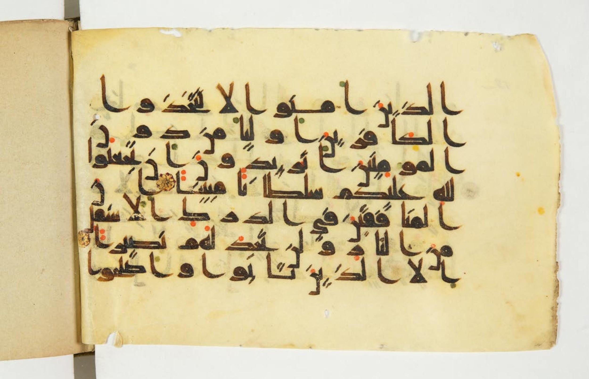 Paris, Bibliothèque nationale de France, Arabe 344 (b) (Scan 2), in kūfī (type D V a) script, showing Surah 4:144 from Mid 8th to Late 9th Century AD found in Fustat (Old Cairo), Egypt, currently housed at Bibliothèque nationale de France, Paris