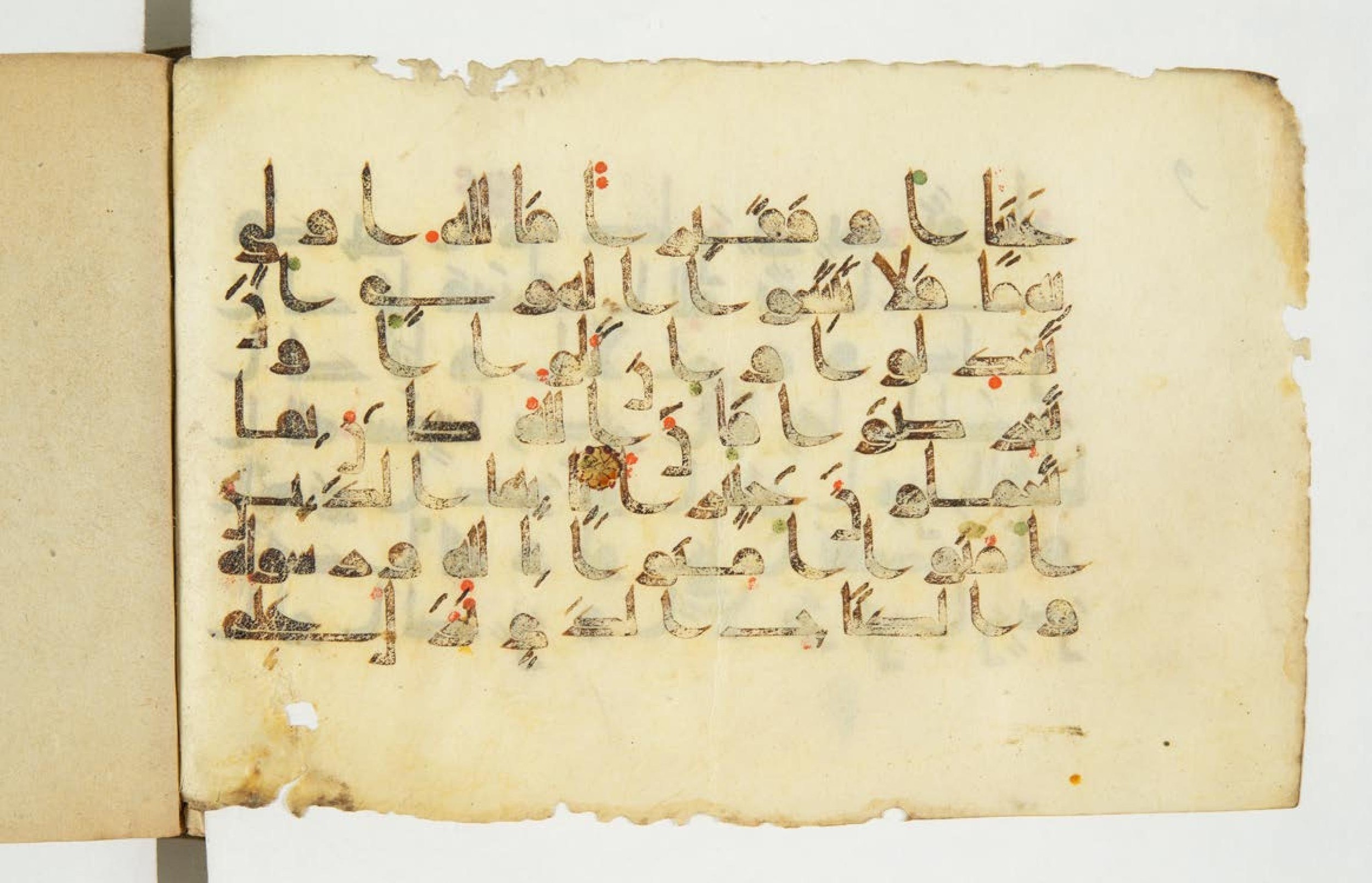 Paris, Bibliothèque nationale de France, Arabe 344 (b) (Scan 2), in kūfī (type D V a) script, showing Surah 4:136 from Mid 8th to Late 9th Century AD found in Fustat (Old Cairo), Egypt, currently housed at Bibliothèque nationale de France, Paris