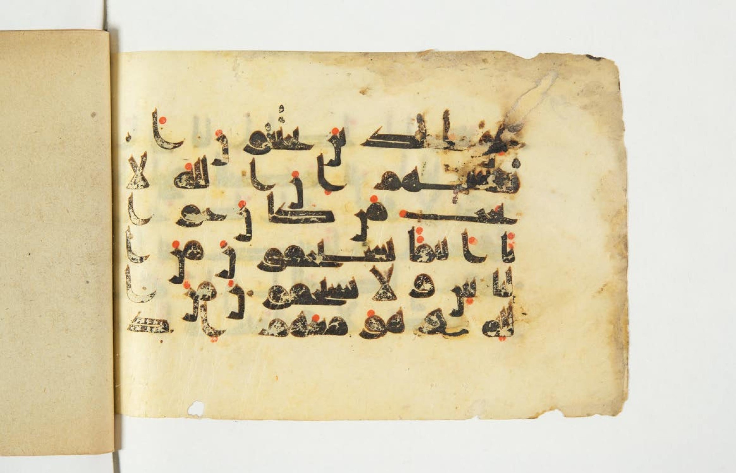 Paris, Bibliothèque nationale de France, Arabe 344 (c), in Kufic D.I script, showing Surah 4:108 from 8th to 9th Century AD found in Fustat (Old Cairo), Egypt, currently housed at Bibliothèque nationale de France, Paris