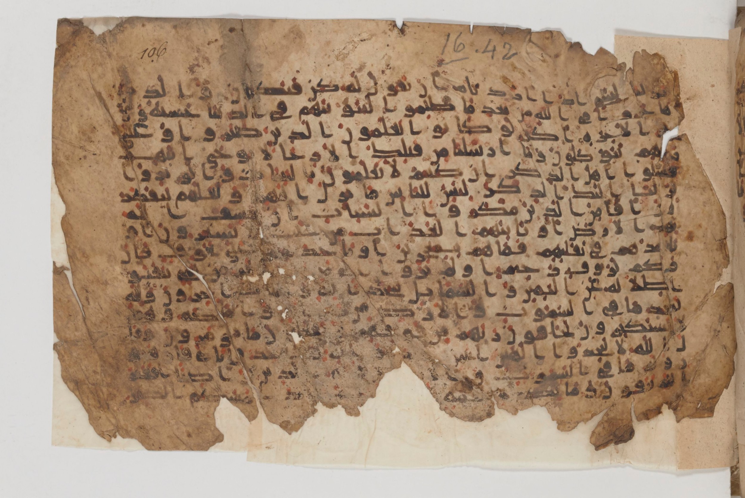 Paris, Bibliothèque nationale de France, Arabe 343, in Kūfī D script, showing Surah 16:46 from Mid 8th to Late 9th Century AD found in Fustat (Old Cairo), Egypt, currently housed at Bibliothèque nationale de France, Paris