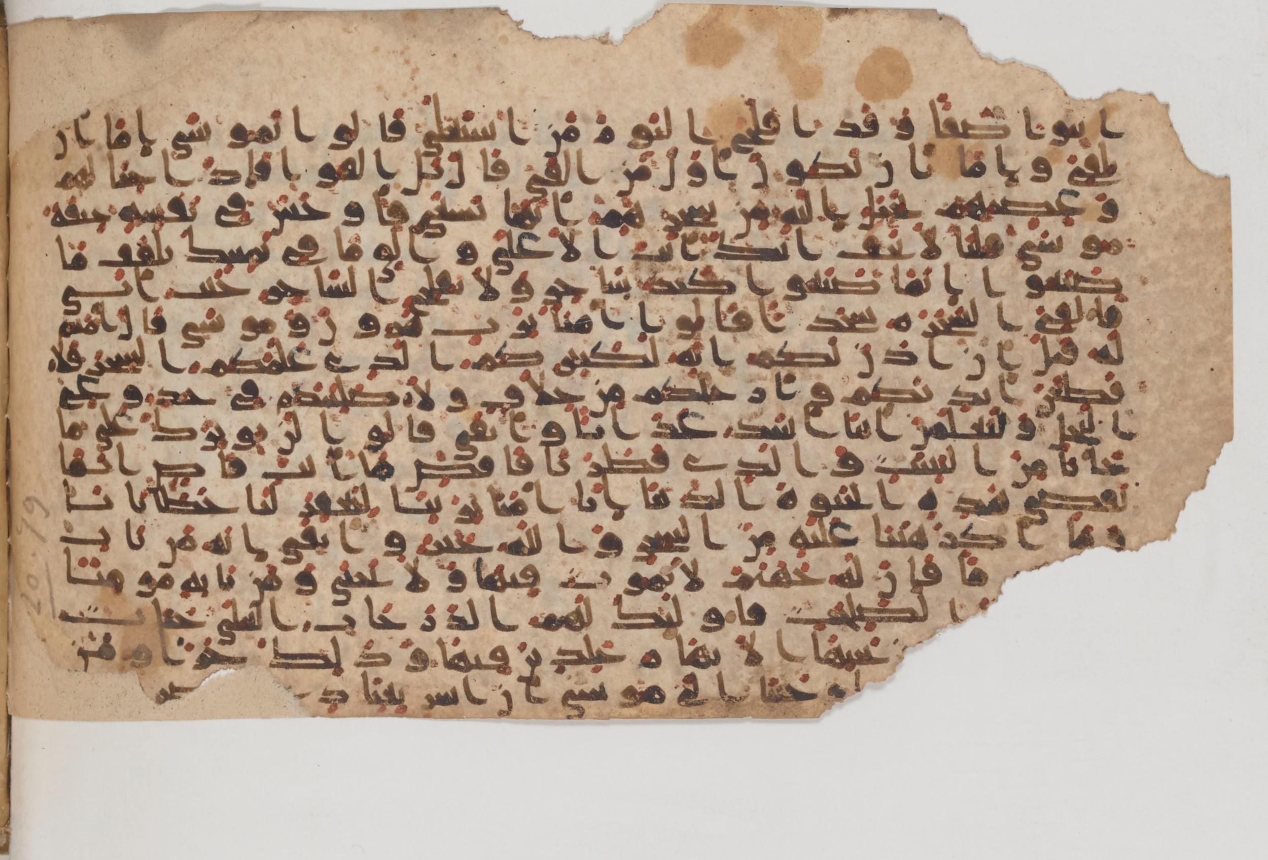Paris, Bibliothèque nationale de France, Arabe 343, in Kūfī D script, showing Surah 20:71 from Mid 8th to Late 9th Century AD found in Fustat (Old Cairo), Egypt, currently housed at Bibliothèque nationale de France, Paris
