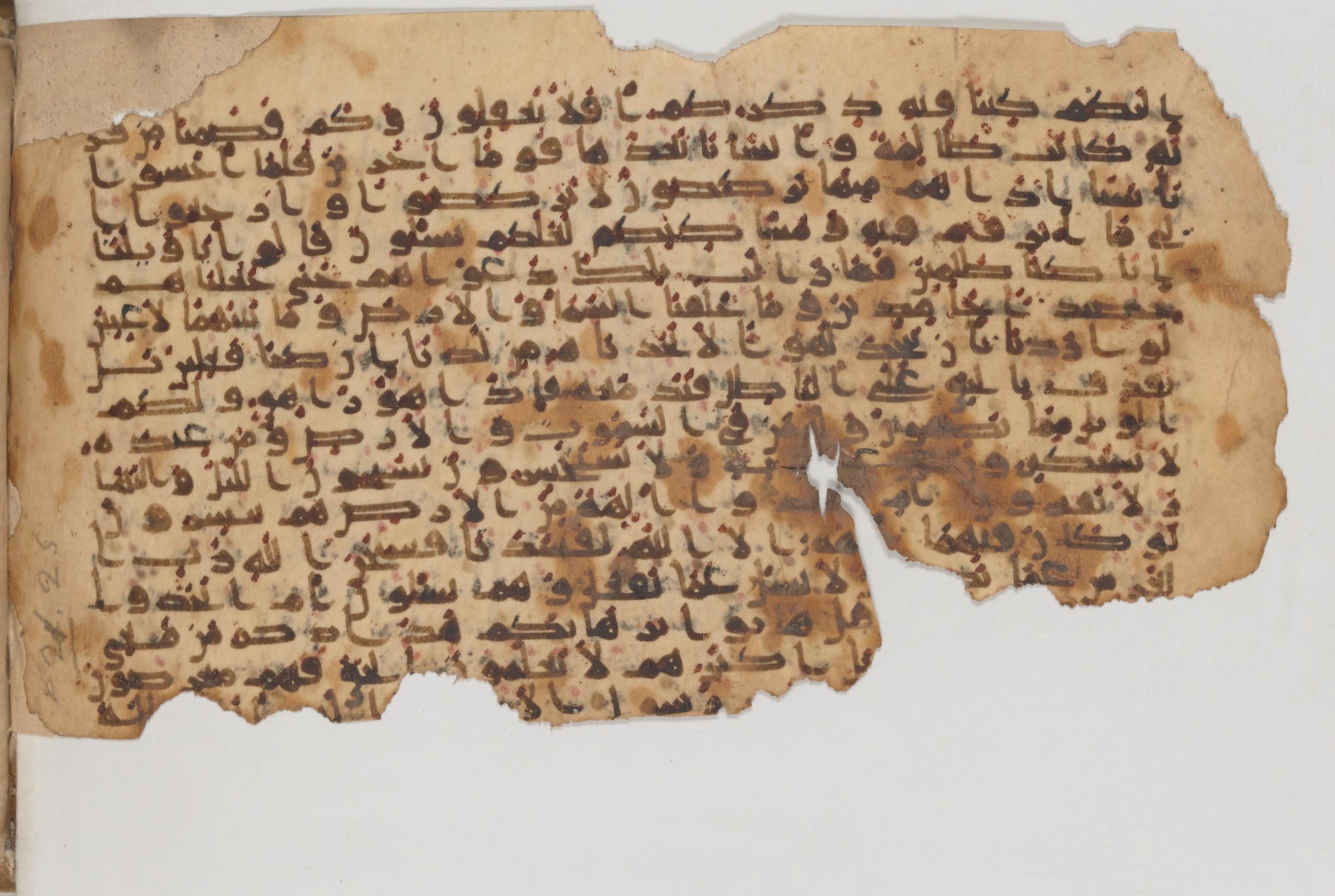 Paris, Bibliothèque nationale de France, Arabe 343, in Kūfī D script, showing Surah 21:16 from Mid 8th to Late 9th Century AD found in Fustat (Old Cairo), Egypt, currently housed at Bibliothèque nationale de France, Paris
