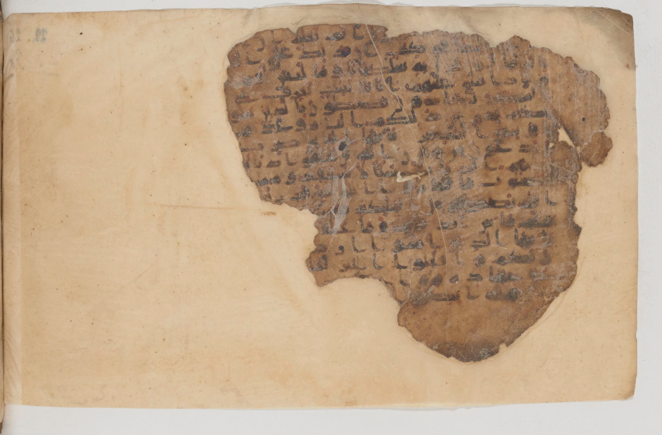 Paris, Bibliothèque nationale de France, Arabe 343, in Kūfī D script, showing Surah 22:71 from Mid 8th to Late 9th Century AD found in Fustat (Old Cairo), Egypt, currently housed at Bibliothèque nationale de France, Paris