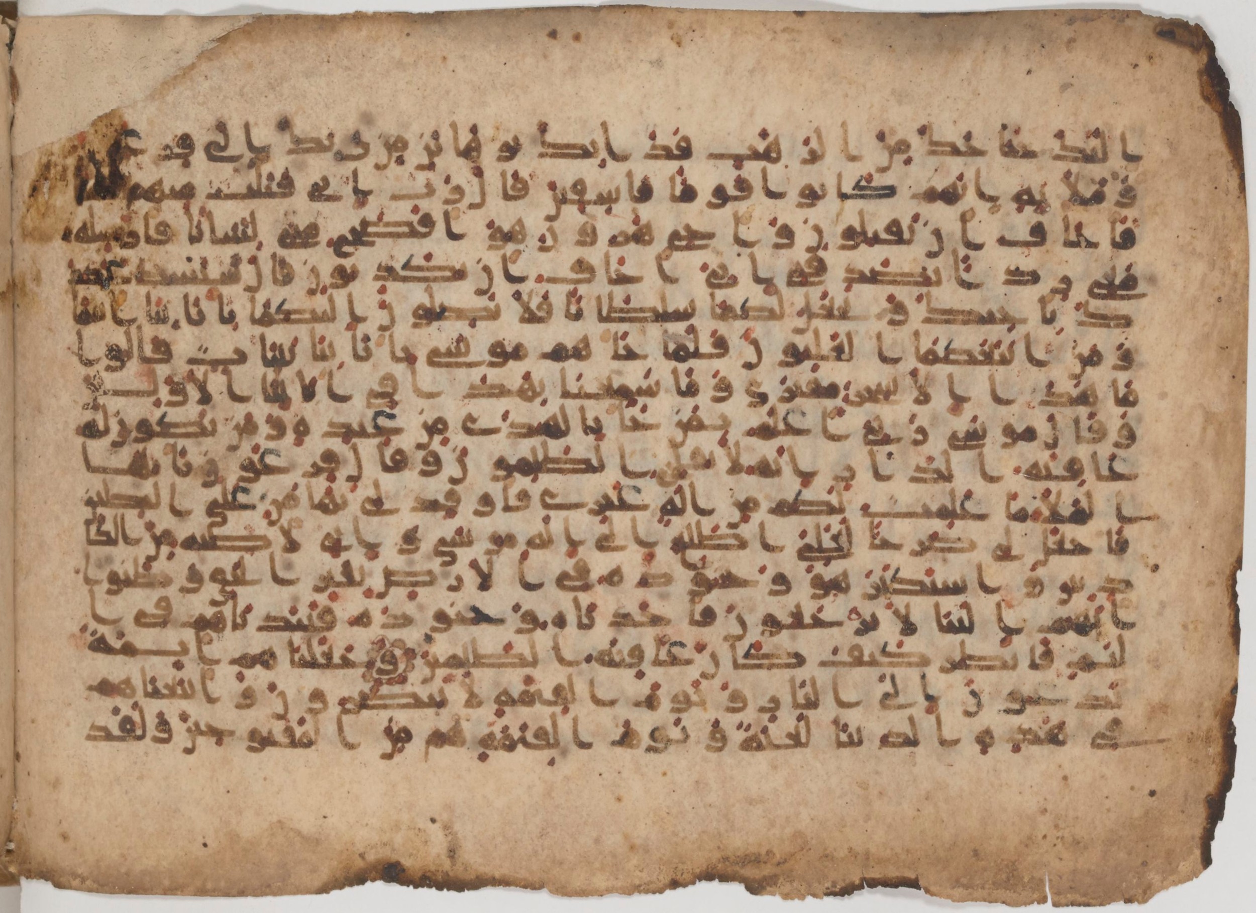 Paris, Bibliothèque nationale de France, Arabe 343, in Kūfī D script, showing Surah 28:39 from Mid 8th to Late 9th Century AD found in Fustat (Old Cairo), Egypt, currently housed at Bibliothèque nationale de France, Paris