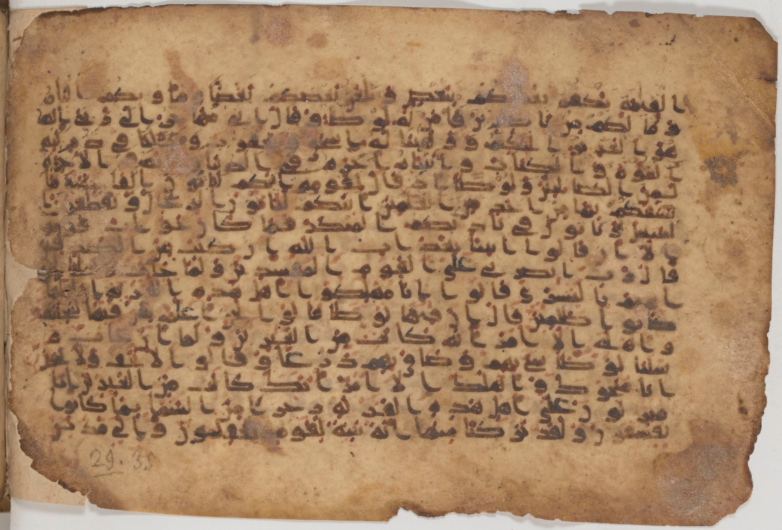 Paris, Bibliothèque nationale de France, Arabe 343, in Kūfī D script, showing Surah 29:32 from Mid 8th to Late 9th Century AD found in Fustat (Old Cairo), Egypt, currently housed at Bibliothèque nationale de France, Paris