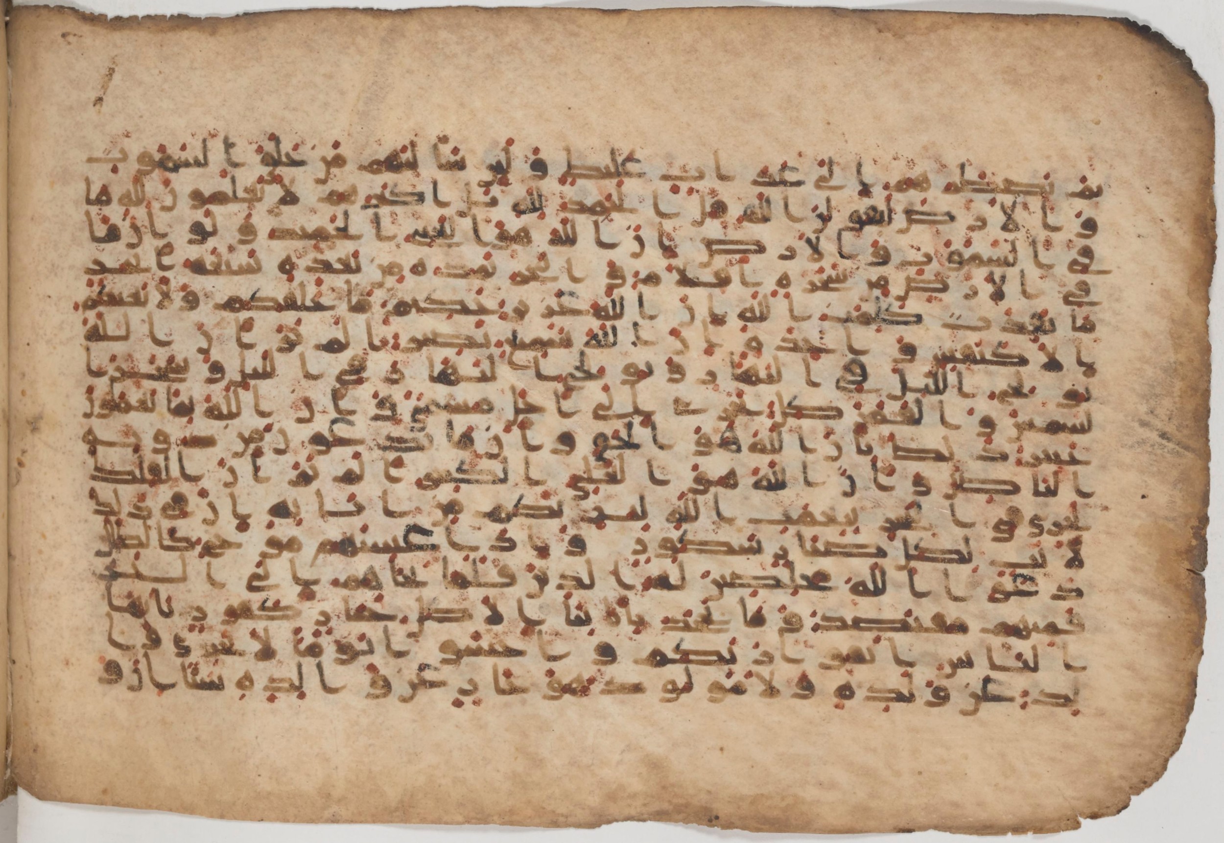 Paris, Bibliothèque nationale de France, Arabe 343, in Kūfī D script, showing Surah 31:32 from Mid 8th to Late 9th Century AD found in Fustat (Old Cairo), Egypt, currently housed at Bibliothèque nationale de France, Paris