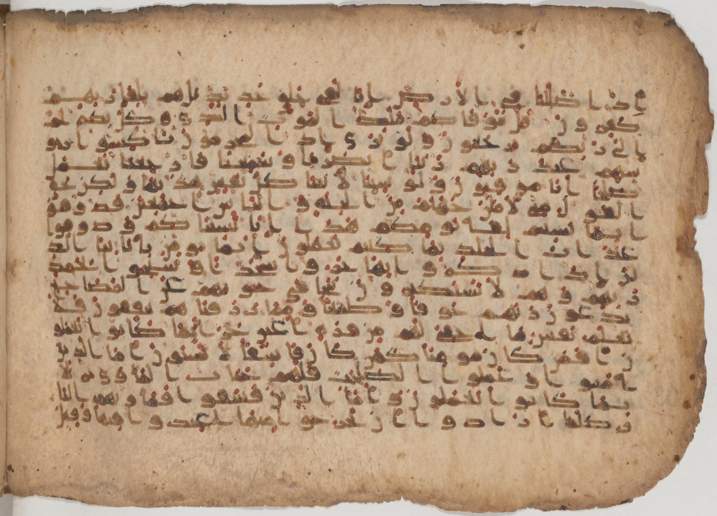 Paris, Bibliothèque nationale de France, Arabe 343 (Scan 2), in Kūfī D script, showing Surah 32:10 from Mid 8th to Late 9th Century AD found in Fustat (Old Cairo), Egypt, currently housed at Bibliothèque nationale de France, Paris