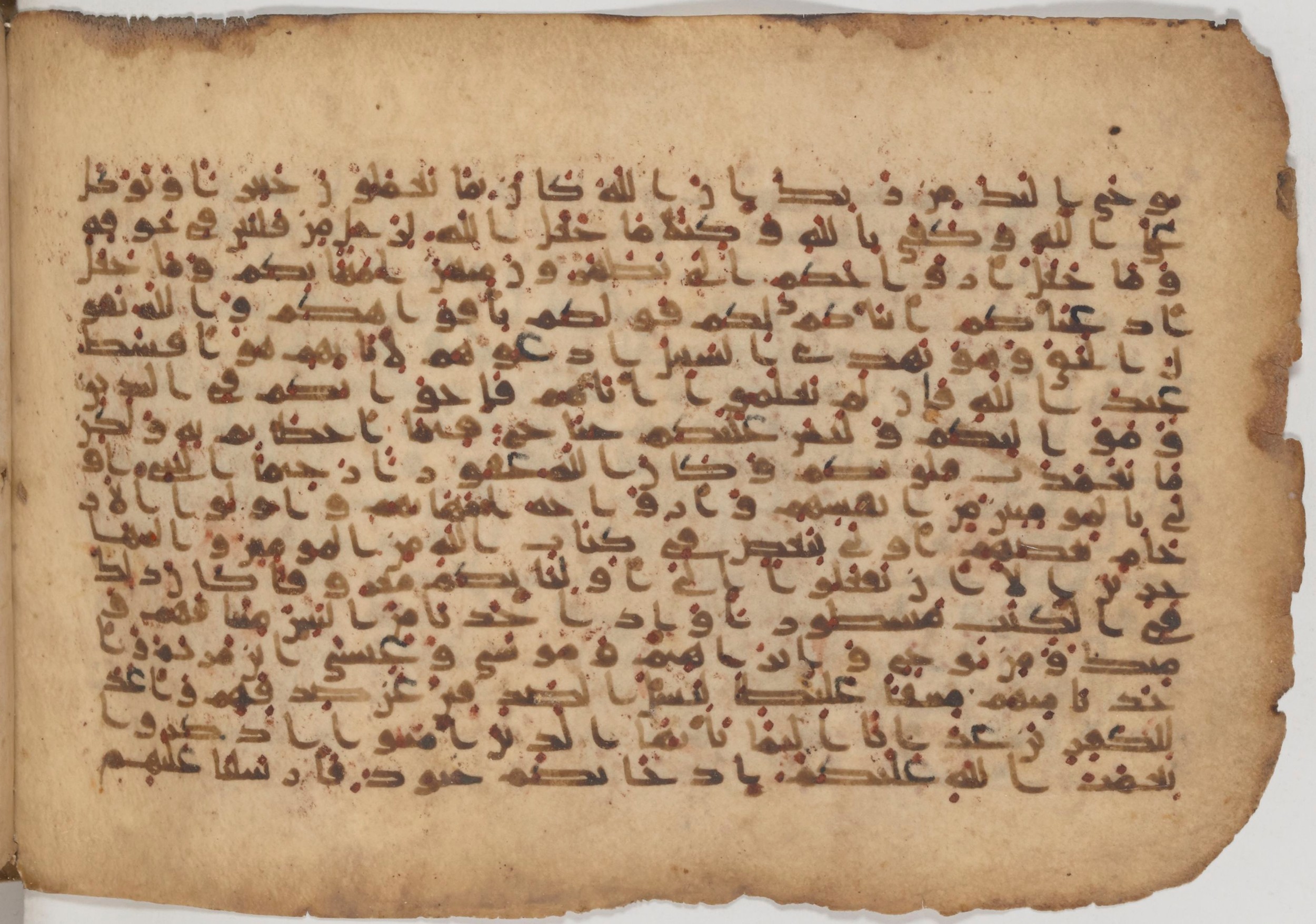 Paris, Bibliothèque nationale de France, Arabe 343 (Scan 2), in Kūfī D script, showing Surah 33:2 from Mid 8th to Late 9th Century AD found in Fustat (Old Cairo), Egypt, currently housed at Bibliothèque nationale de France, Paris