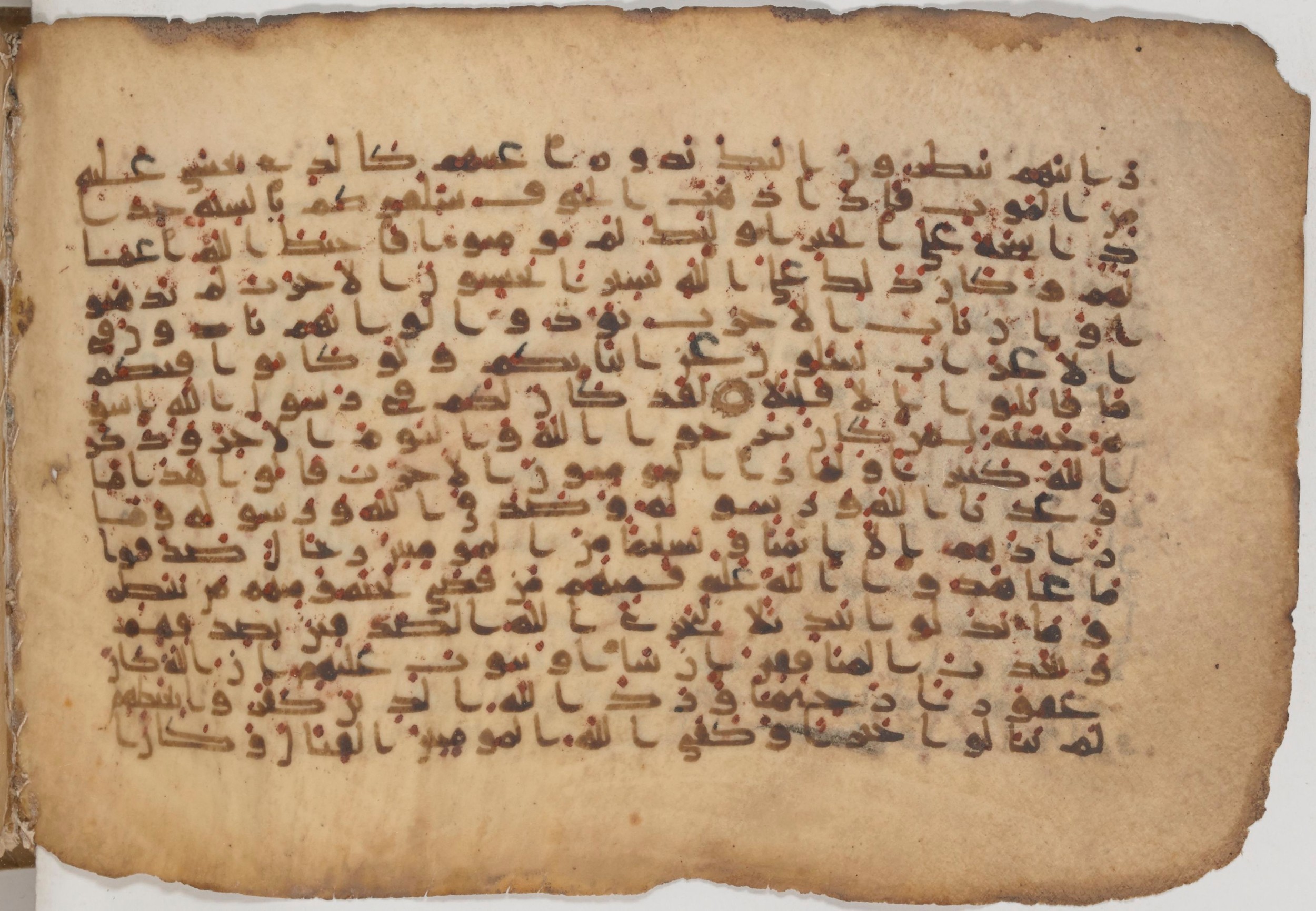 Paris, Bibliothèque nationale de France, Arabe 343, in Kūfī D script, showing Surah 33:22 from Mid 8th to Late 9th Century AD found in Fustat (Old Cairo), Egypt, currently housed at Bibliothèque nationale de France, Paris
