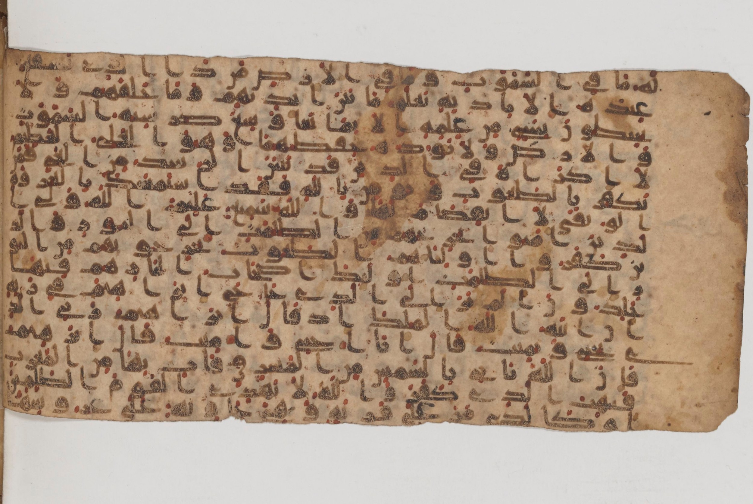 Paris, Bibliothèque nationale de France, Arabe 343 (Scan 2), in Kūfī D script, showing Surah 2:255 from Mid 8th to Late 9th Century AD found in Fustat (Old Cairo), Egypt, currently housed at Bibliothèque nationale de France, Paris