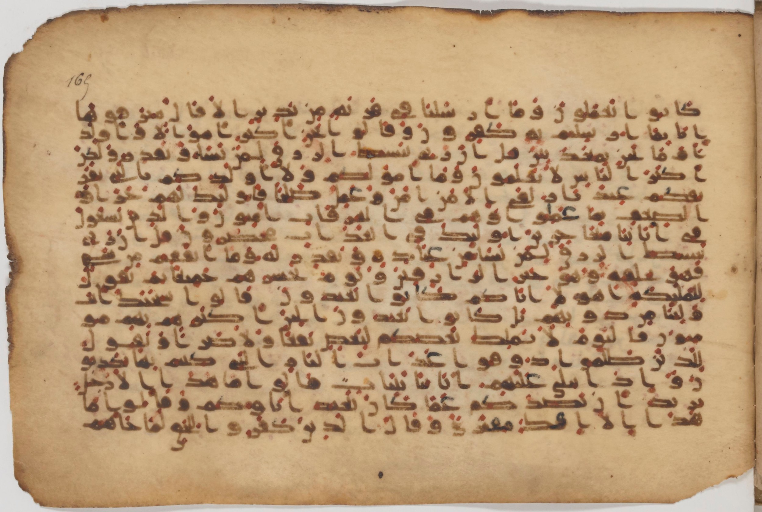 Paris, Bibliothèque nationale de France, Arabe 343 (Scan 2), in Kūfī D script, showing Surah 34:33 from Mid 8th to Late 9th Century AD found in Fustat (Old Cairo), Egypt, currently housed at Bibliothèque nationale de France, Paris