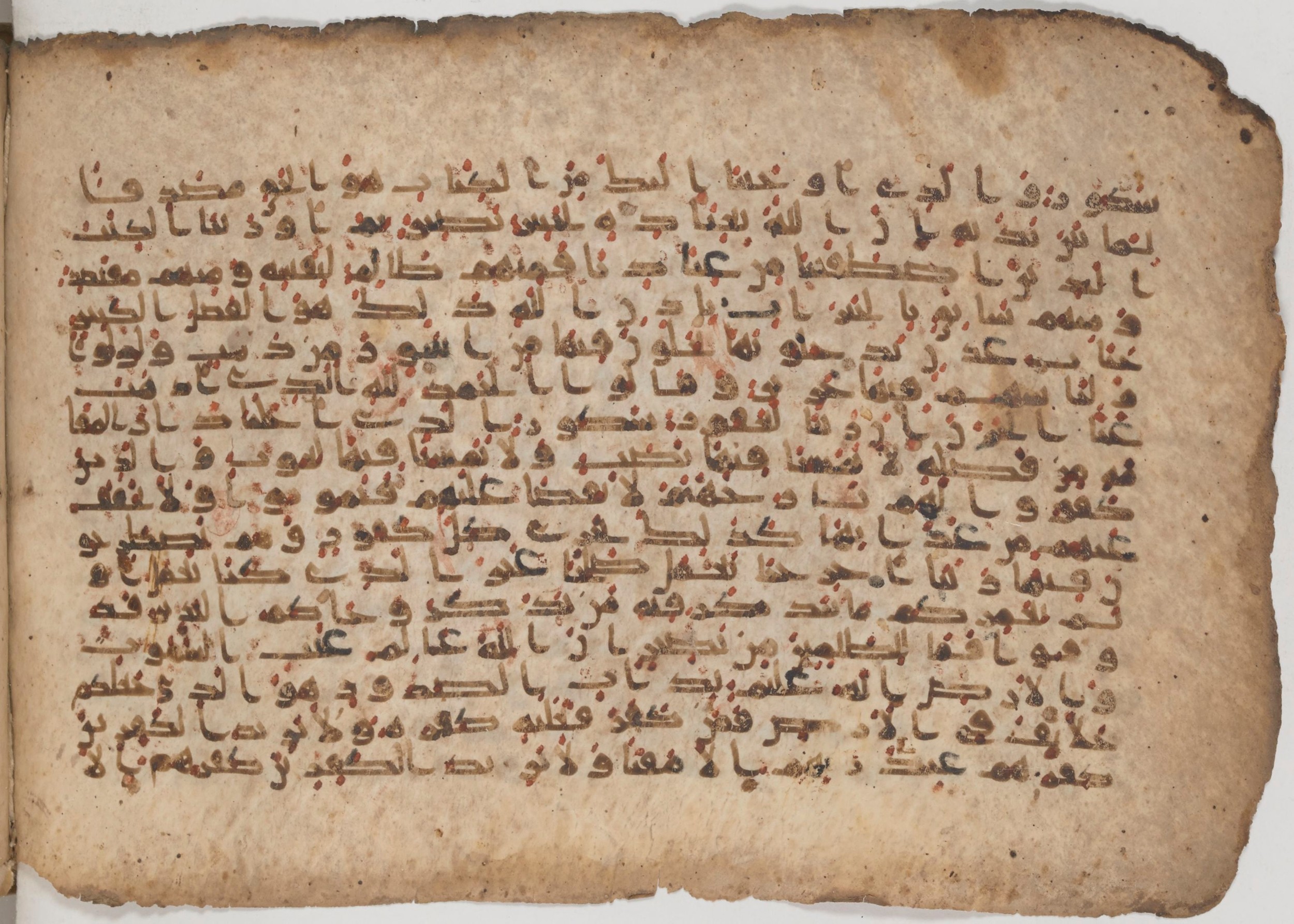 Paris, Bibliothèque nationale de France, Arabe 343 (Scan 1), in Kūfī D script, showing Surah 35:39 from Mid 8th to Late 9th Century AD found in Fustat (Old Cairo), Egypt, currently housed at Bibliothèque nationale de France, Paris