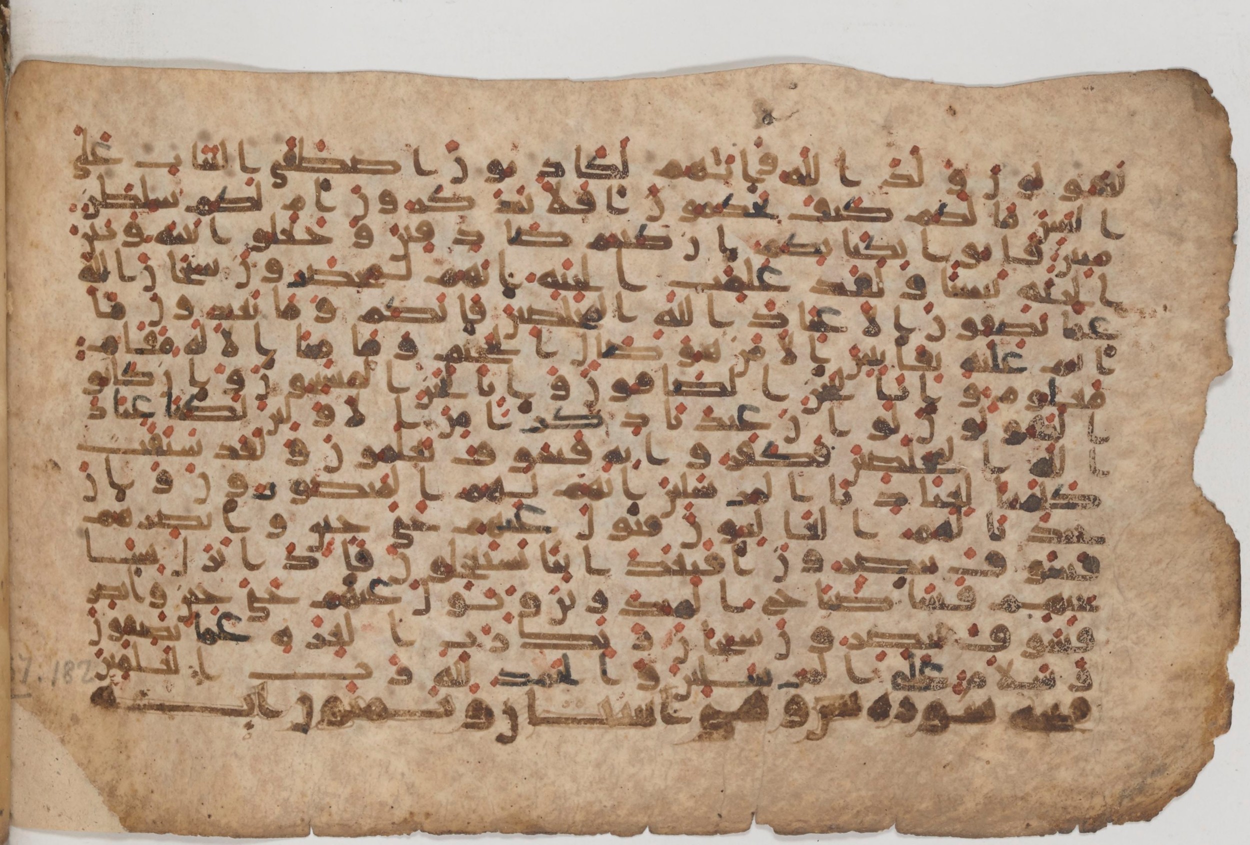 Paris, Bibliothèque nationale de France, Arabe 343, in Kūfī D script, showing Surah 37:175 from Mid 8th to Late 9th Century AD found in Fustat (Old Cairo), Egypt, currently housed at Bibliothèque nationale de France, Paris