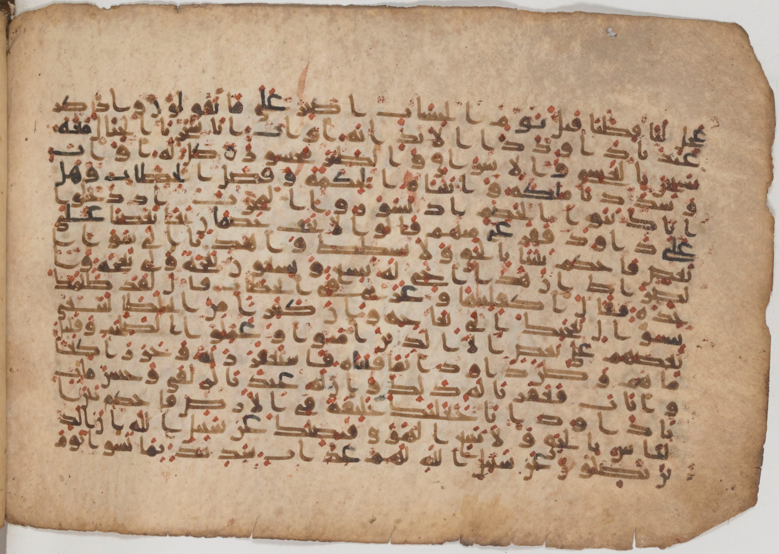 Paris, Bibliothèque nationale de France, Arabe 343, in Kūfī D script, showing Surah 38:21 from Mid 8th to Late 9th Century AD found in Fustat (Old Cairo), Egypt, currently housed at Bibliothèque nationale de France, Paris