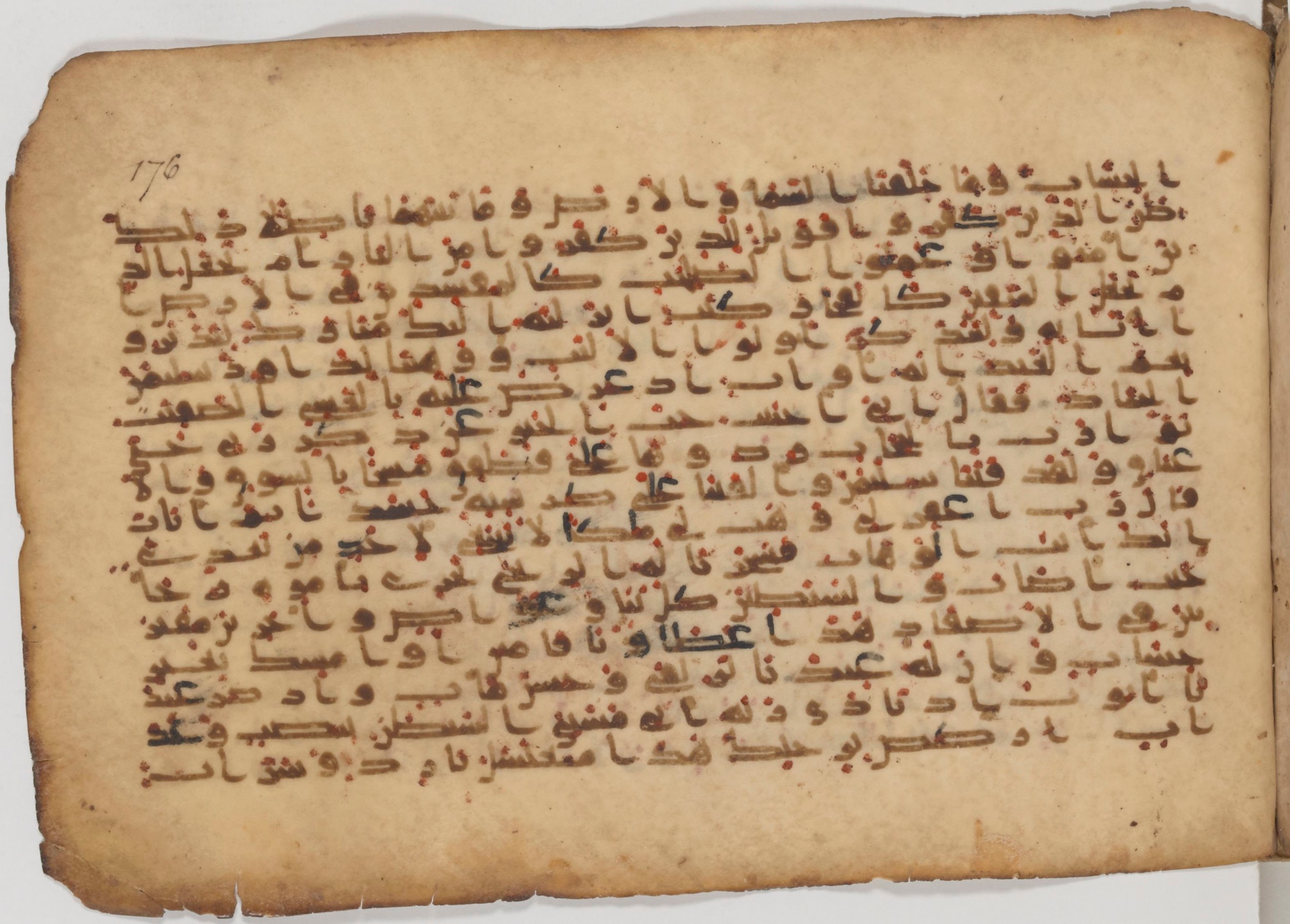 Paris, Bibliothèque nationale de France, Arabe 343, in Kūfī D script, showing Surah 38:39 from Mid 8th to Late 9th Century AD found in Fustat (Old Cairo), Egypt, currently housed at Bibliothèque nationale de France, Paris