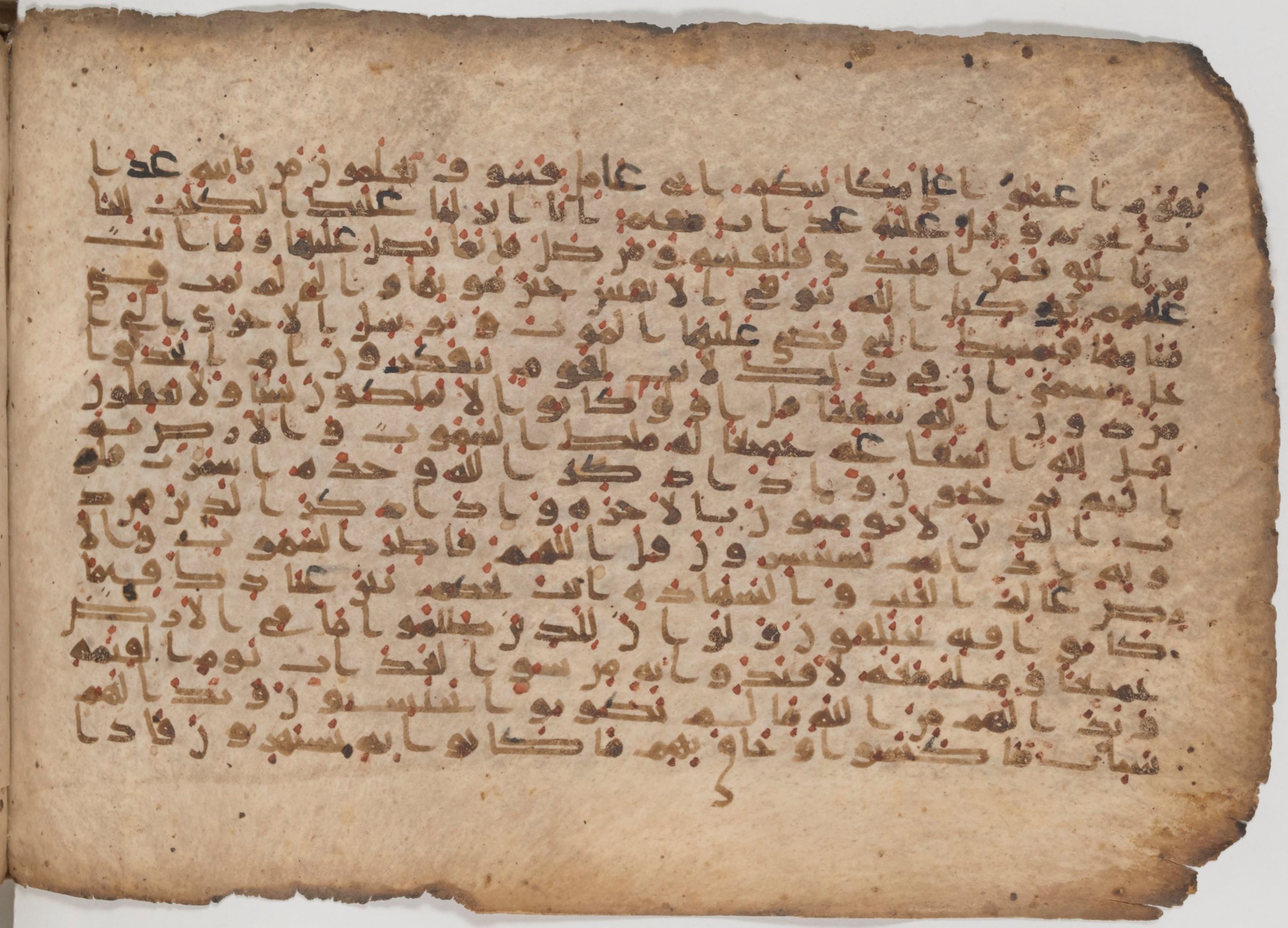 Paris, Bibliothèque nationale de France, Arabe 343 (Scan 1), in Kūfī D script, showing Surah 39:49 from Mid 8th to Late 9th Century AD found in Fustat (Old Cairo), Egypt, currently housed at Bibliothèque nationale de France, Paris