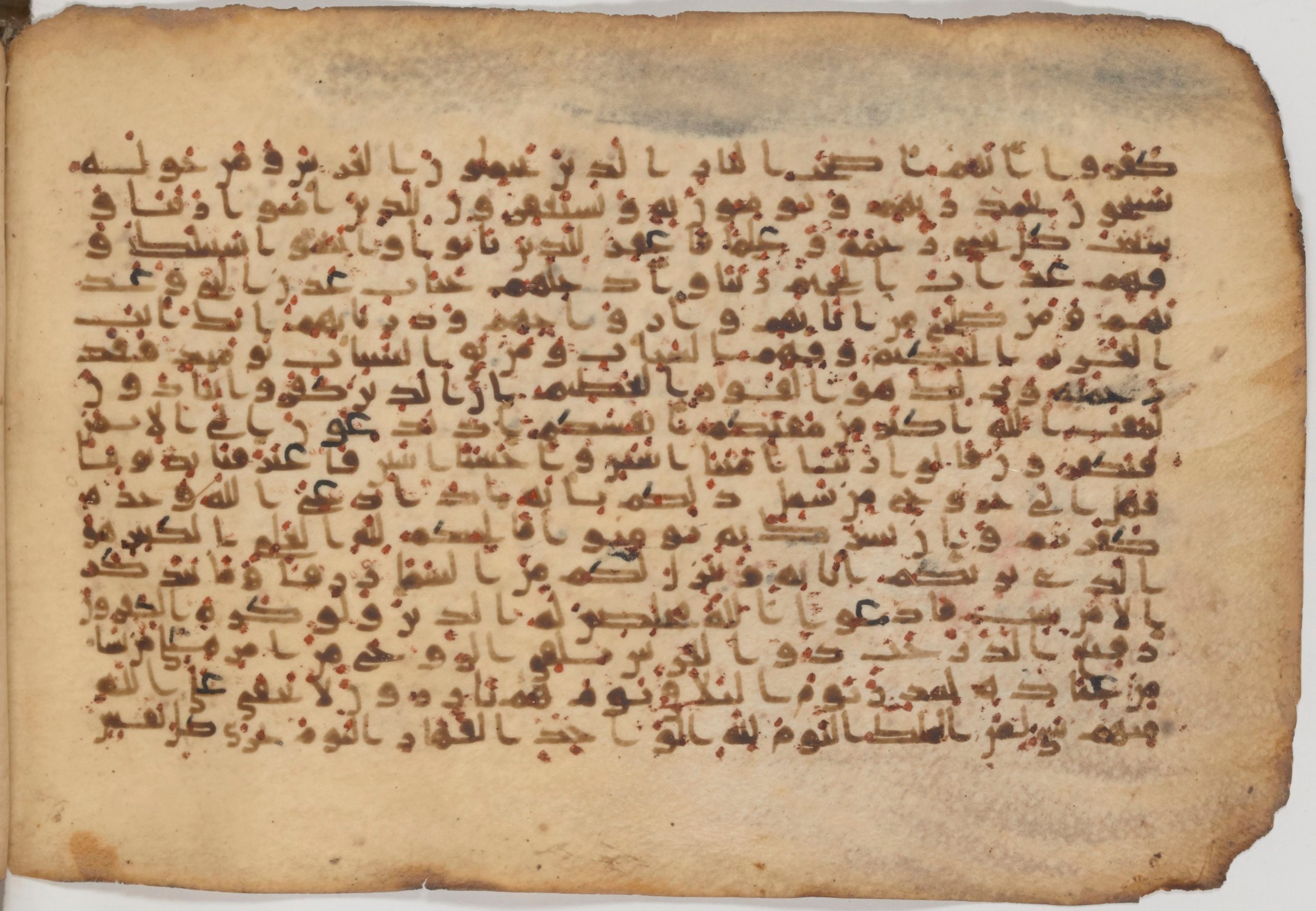 Paris, Bibliothèque nationale de France, Arabe 343, in Kūfī D script, showing Surah 40:13 from Mid 8th to Late 9th Century AD found in Fustat (Old Cairo), Egypt, currently housed at Bibliothèque nationale de France, Paris