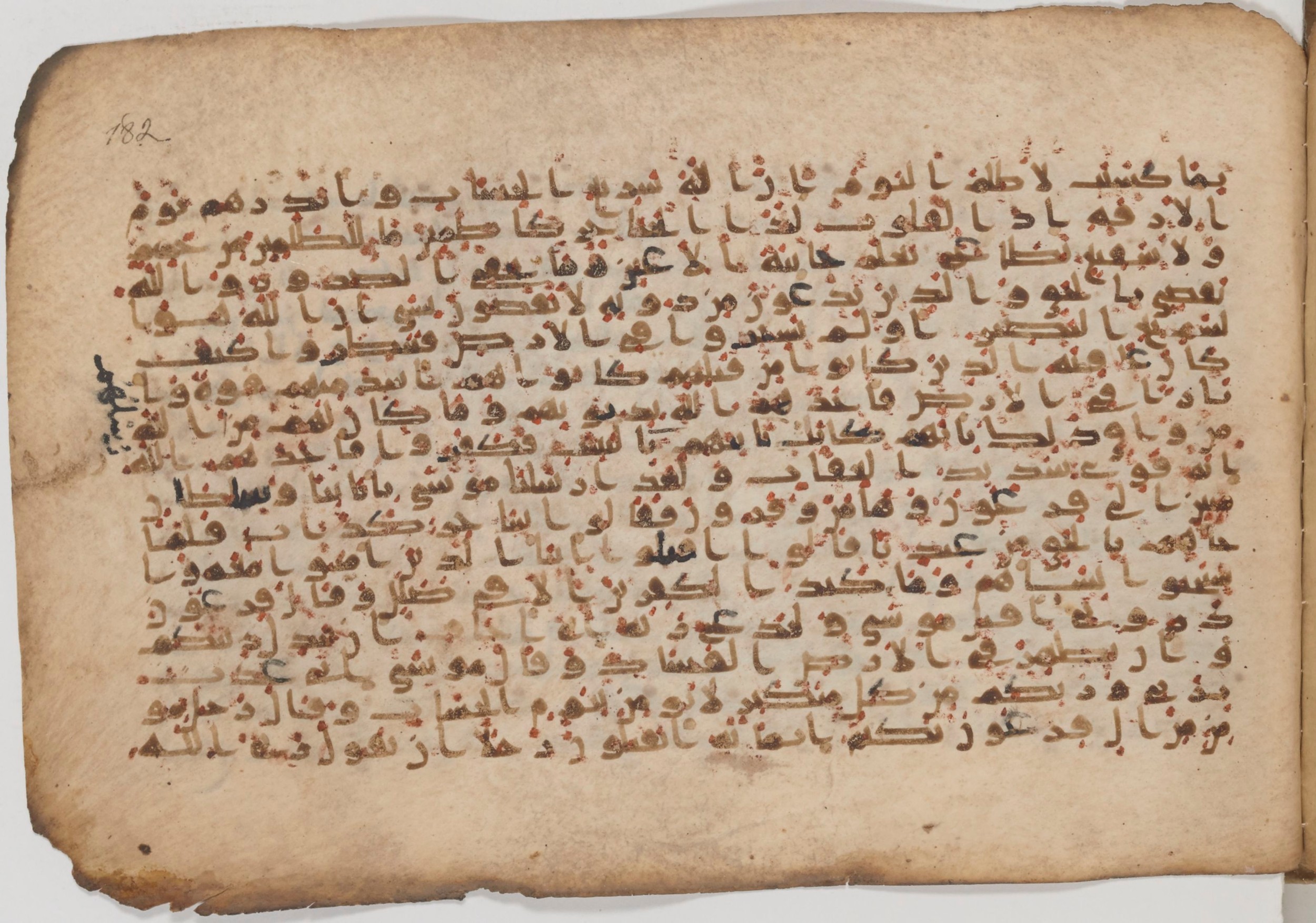 Paris, Bibliothèque nationale de France, Arabe 343, in Kūfī D script, showing Surah 40:21 from Mid 8th to Late 9th Century AD found in Fustat (Old Cairo), Egypt, currently housed at Bibliothèque nationale de France, Paris