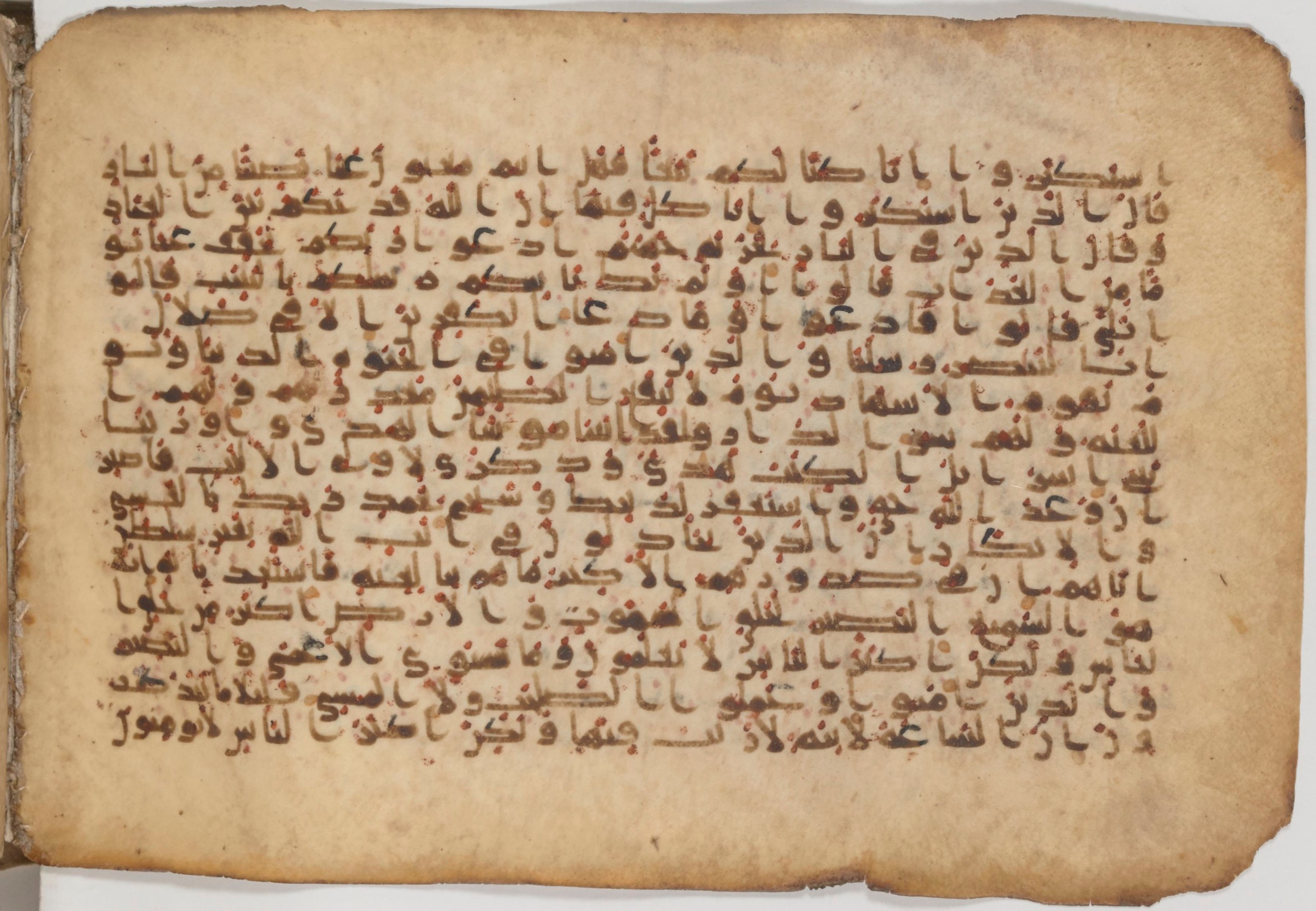 Paris, Bibliothèque nationale de France, Arabe 343, in Kūfī D script, showing Surah 40:49 from Mid 8th to Late 9th Century AD found in Fustat (Old Cairo), Egypt, currently housed at Bibliothèque nationale de France, Paris