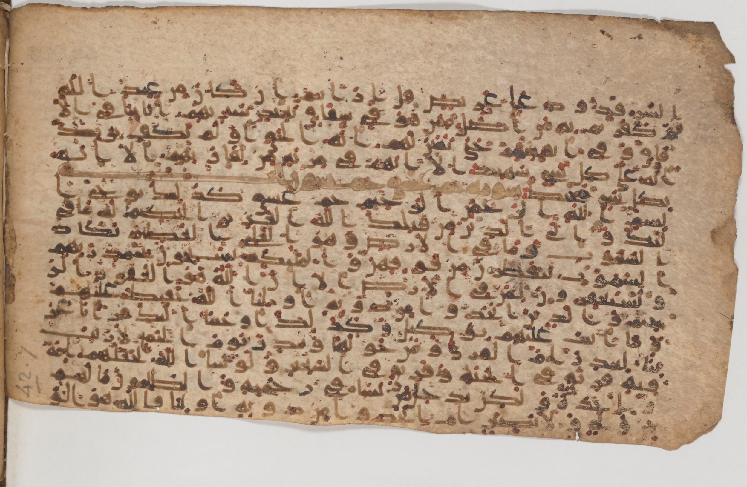 Paris, Bibliothèque nationale de France, Arabe 343, in Kūfī D script, showing Surah 42:2 from Mid 8th to Late 9th Century AD found in Fustat (Old Cairo), Egypt, currently housed at Bibliothèque nationale de France, Paris