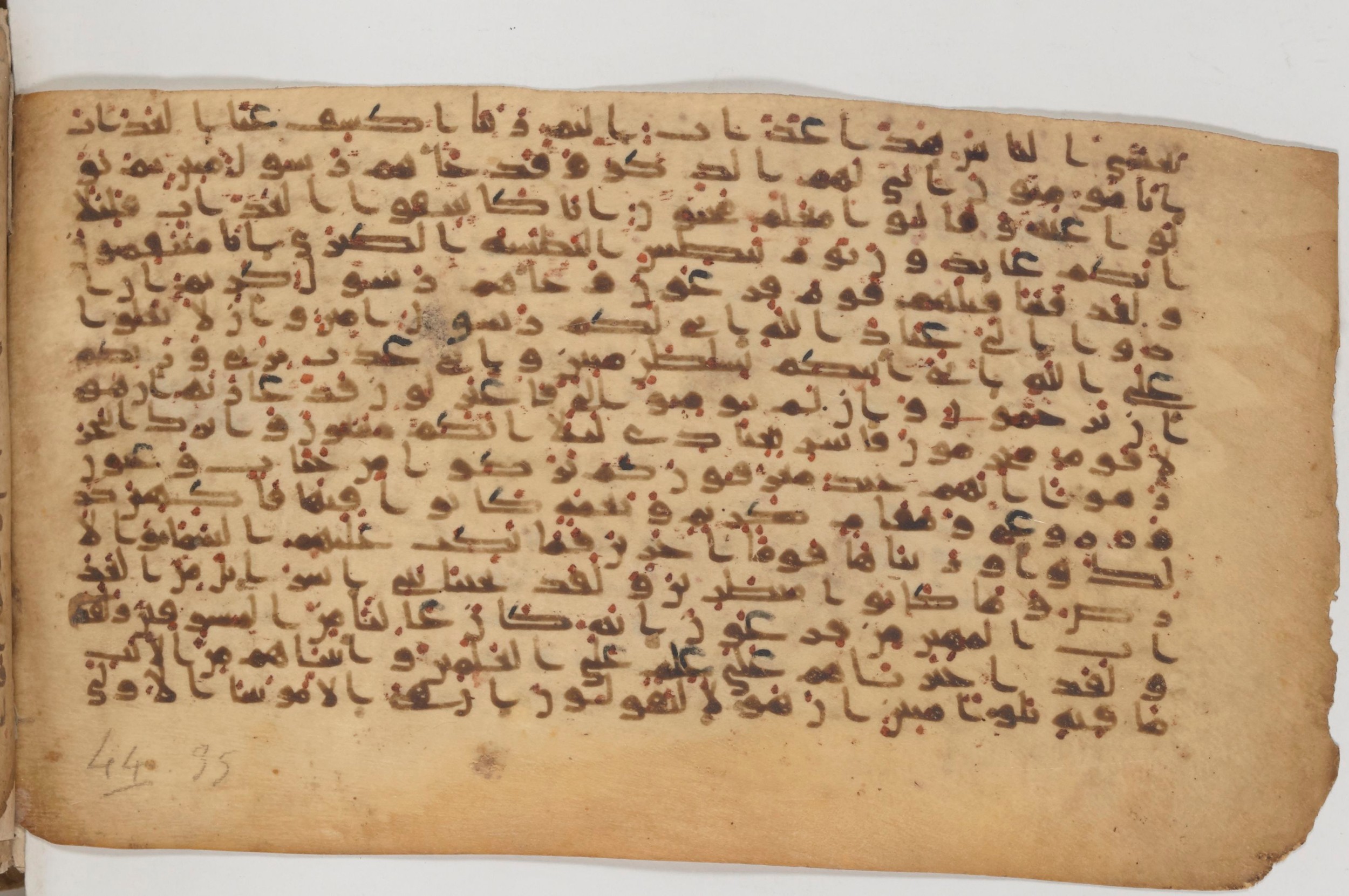 Paris, Bibliothèque nationale de France, Arabe 343, in Kūfī D script, showing Surah 44:21 from Mid 8th to Late 9th Century AD found in Fustat (Old Cairo), Egypt, currently housed at Bibliothèque nationale de France, Paris