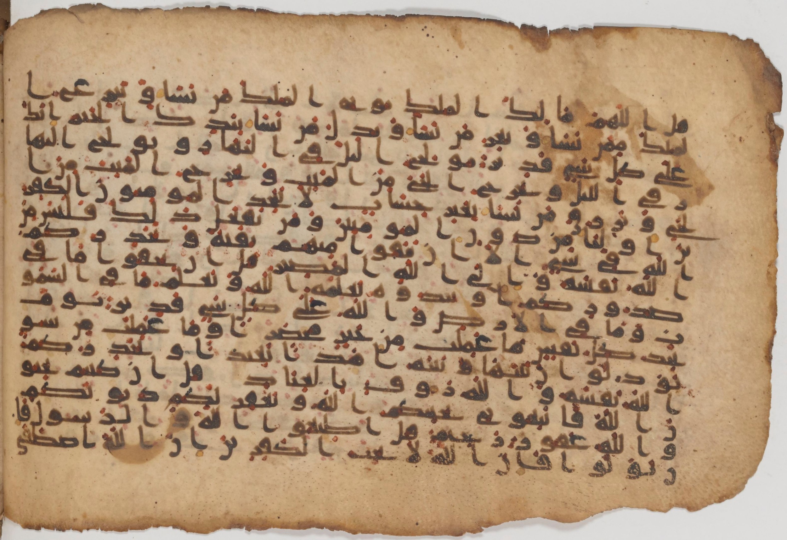 Paris, Bibliothèque nationale de France, Arabe 343 (Scan 1), in Kūfī D script, showing Surah 3:33 from Mid 8th to Late 9th Century AD found in Fustat (Old Cairo), Egypt, currently housed at Bibliothèque nationale de France, Paris
