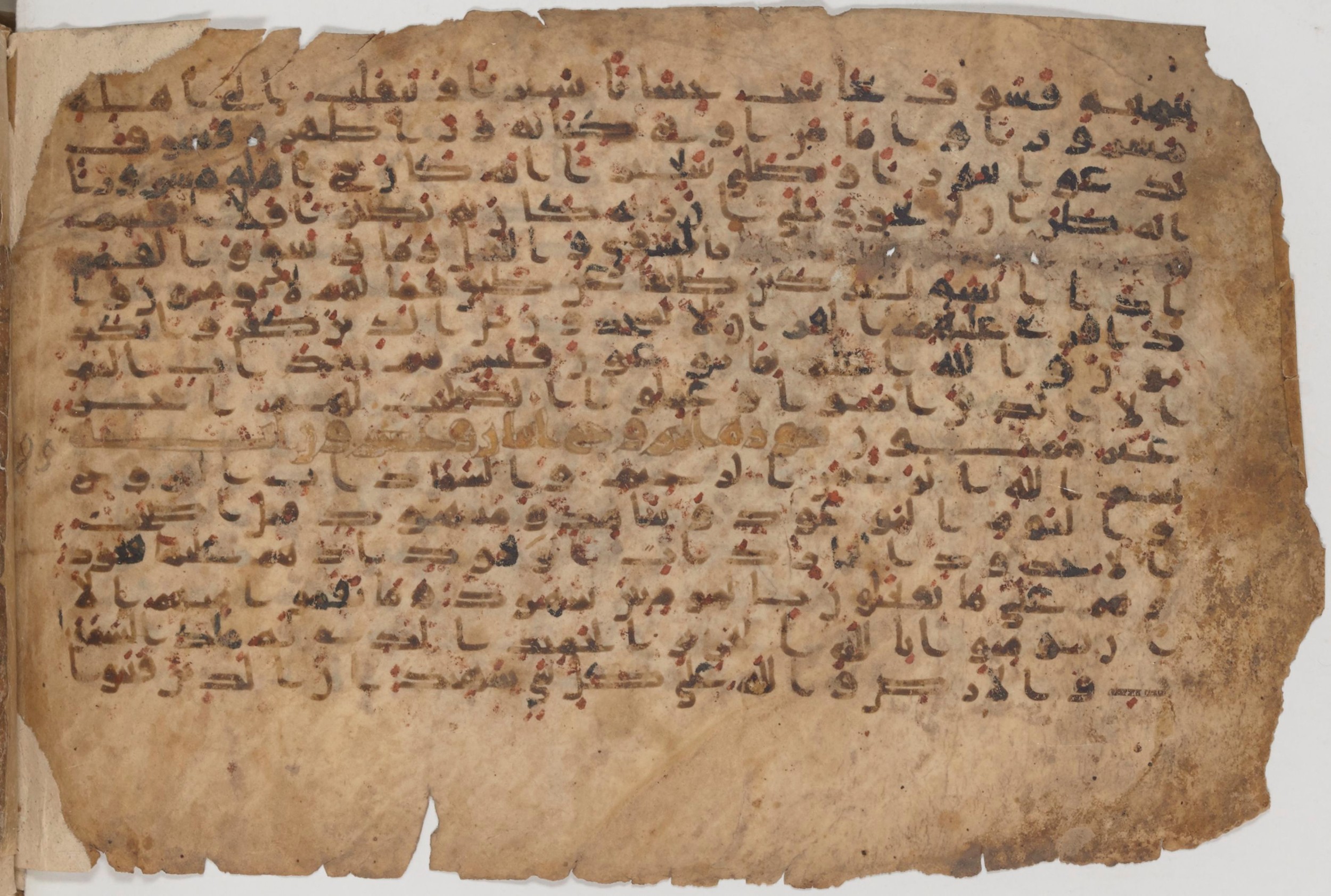 Paris, Bibliothèque nationale de France, Arabe 343, in Kūfī D script, showing Surah 84:13 from Mid 8th to Late 9th Century AD found in Fustat (Old Cairo), Egypt, currently housed at Bibliothèque nationale de France, Paris