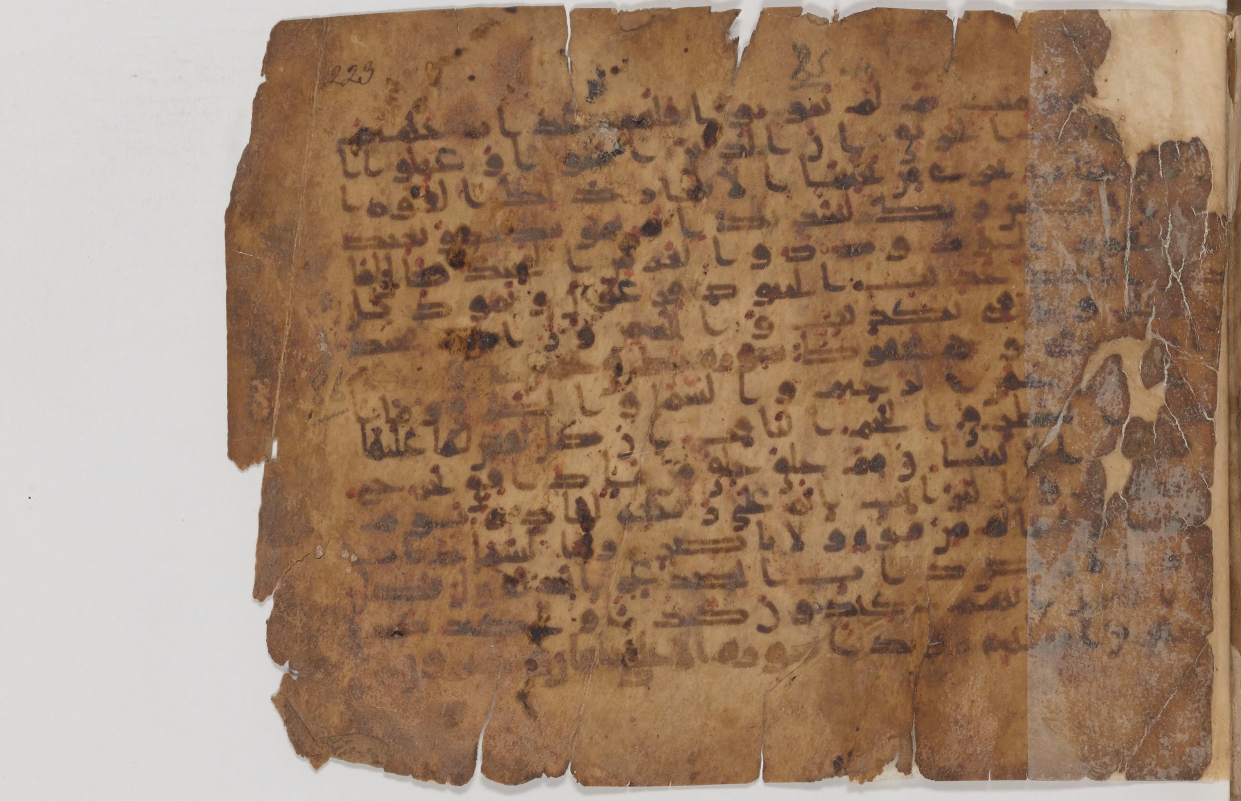 Paris, Bibliothèque nationale de France, Arabe 343, in Kūfī D script, showing Surah 85:13 from Mid 8th to Late 9th Century AD found in Fustat (Old Cairo), Egypt, currently housed at Bibliothèque nationale de France, Paris