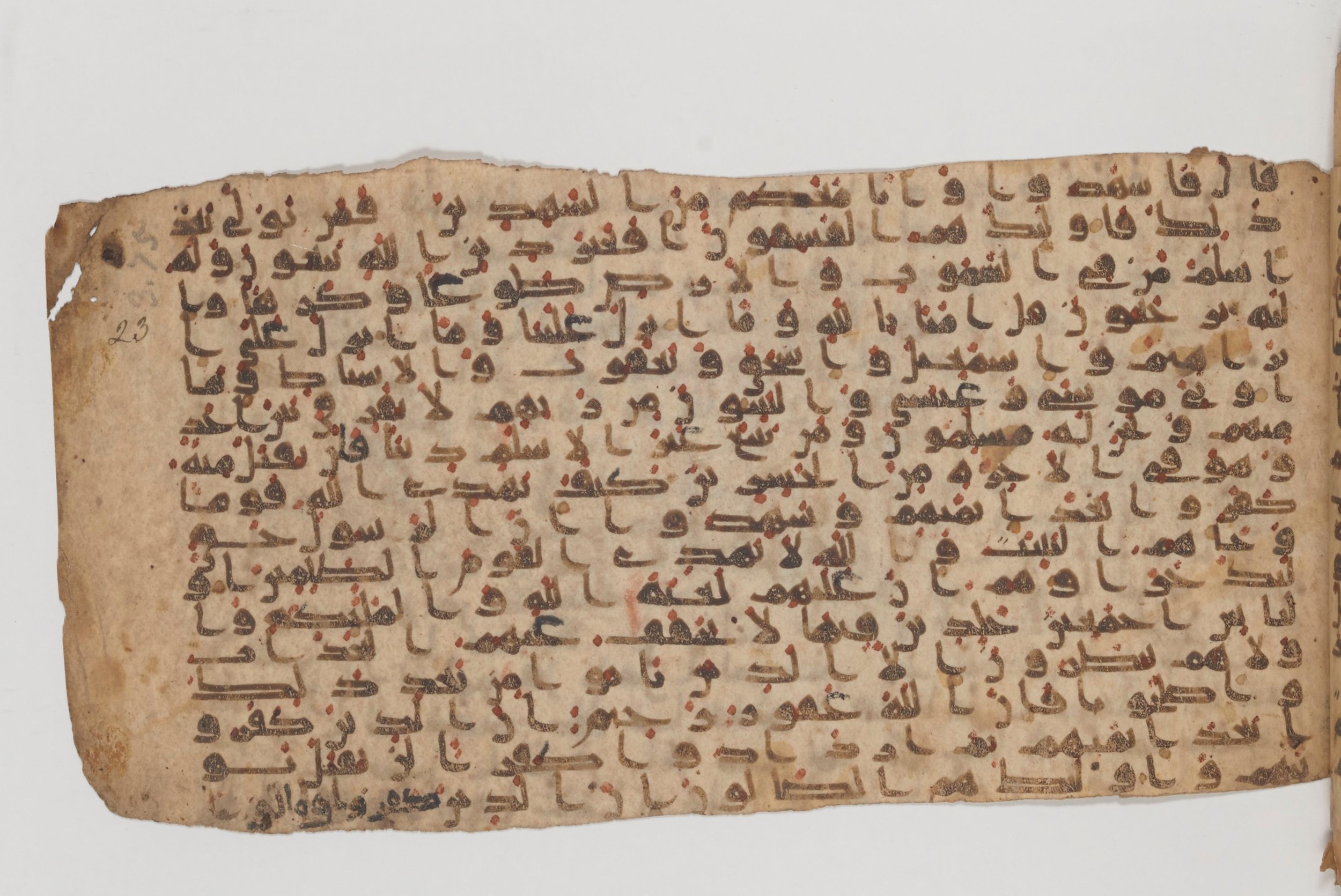 Paris, Bibliothèque nationale de France, Arabe 343, in Kūfī D script, showing Surah 3:82 from Mid 8th to Late 9th Century AD found in Fustat (Old Cairo), Egypt, currently housed at Bibliothèque nationale de France, Paris