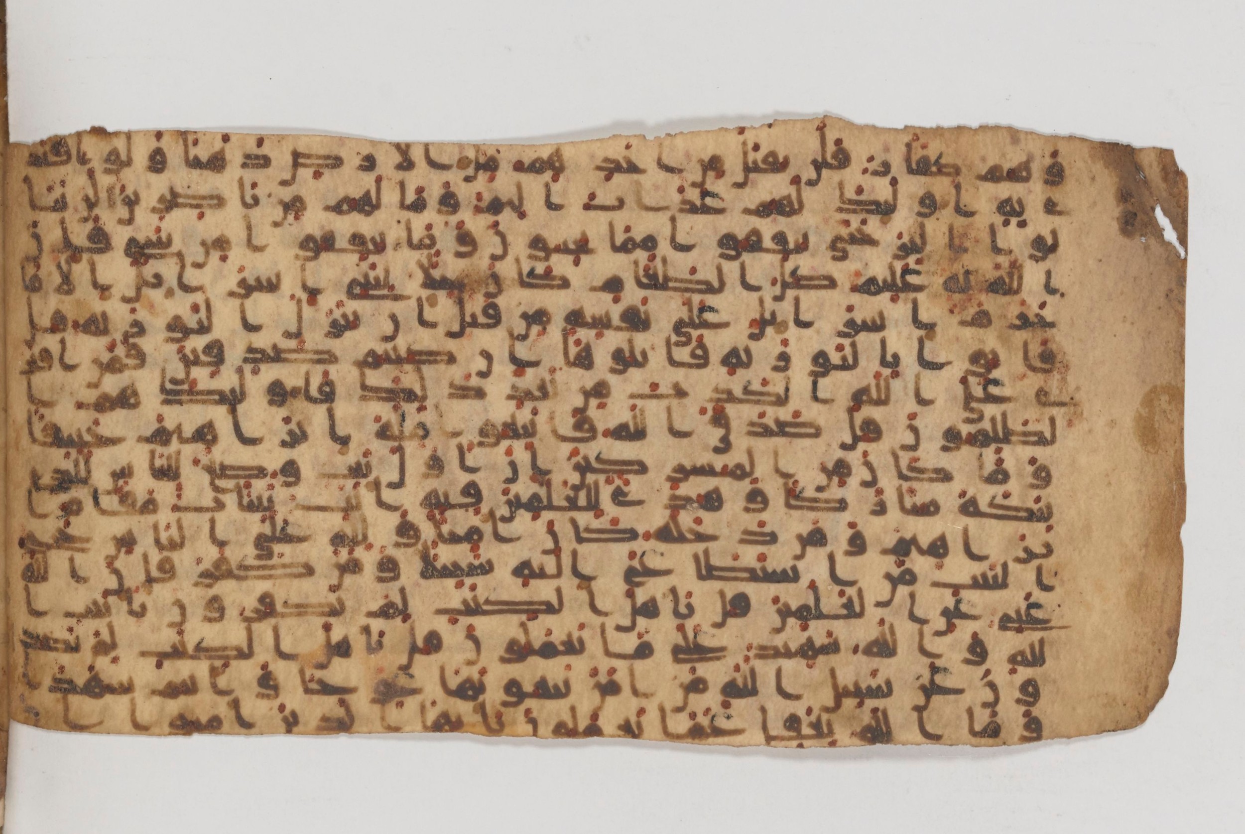 Paris, Bibliothèque nationale de France, Arabe 343, in Kūfī D script, showing Surah 3:97 from Mid 8th to Late 9th Century AD found in Fustat (Old Cairo), Egypt, currently housed at Bibliothèque nationale de France, Paris
