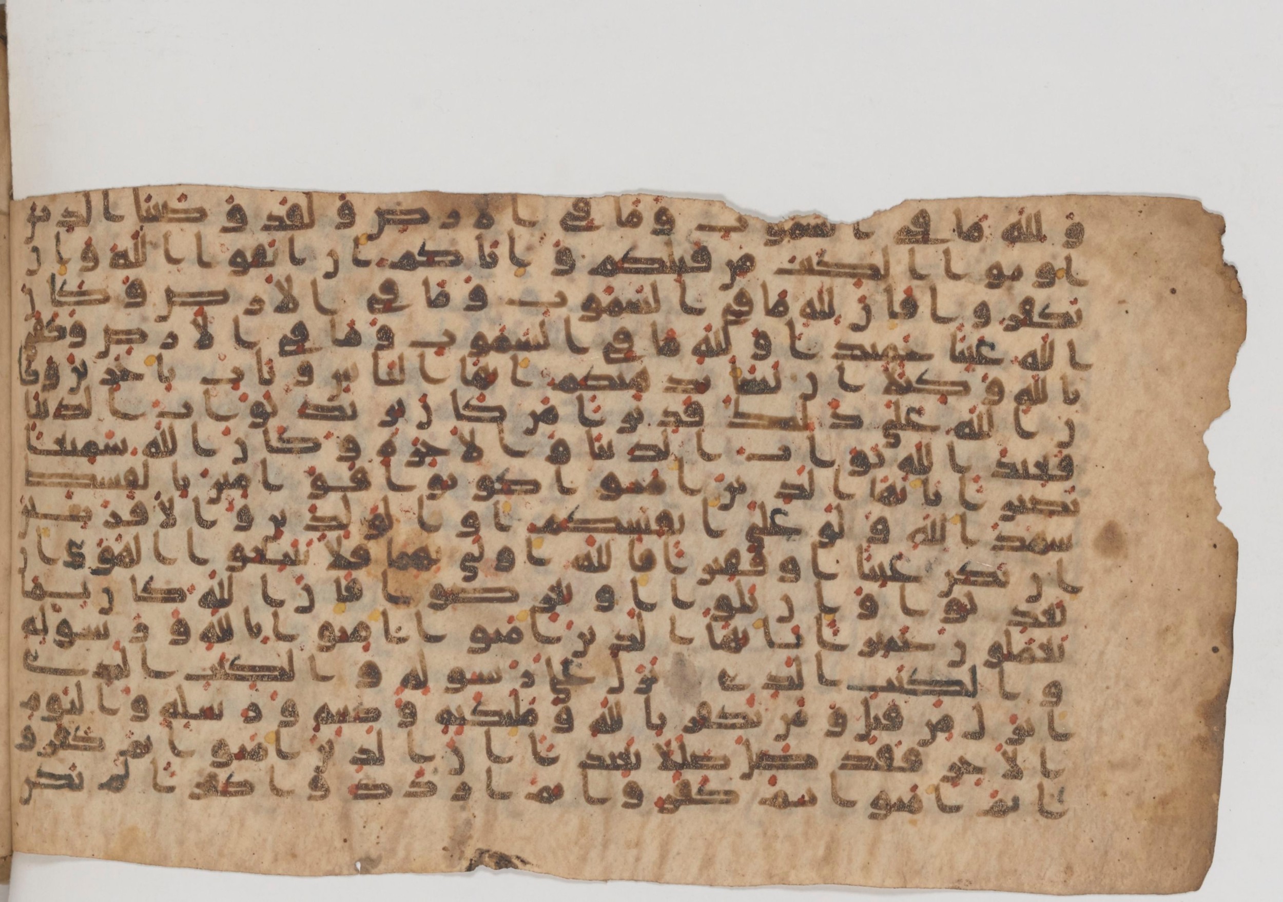 Paris, Bibliothèque nationale de France, Arabe 343, in Kūfī D script, showing Surah 4:136 from Mid 8th to Late 9th Century AD found in Fustat (Old Cairo), Egypt, currently housed at Bibliothèque nationale de France, Paris