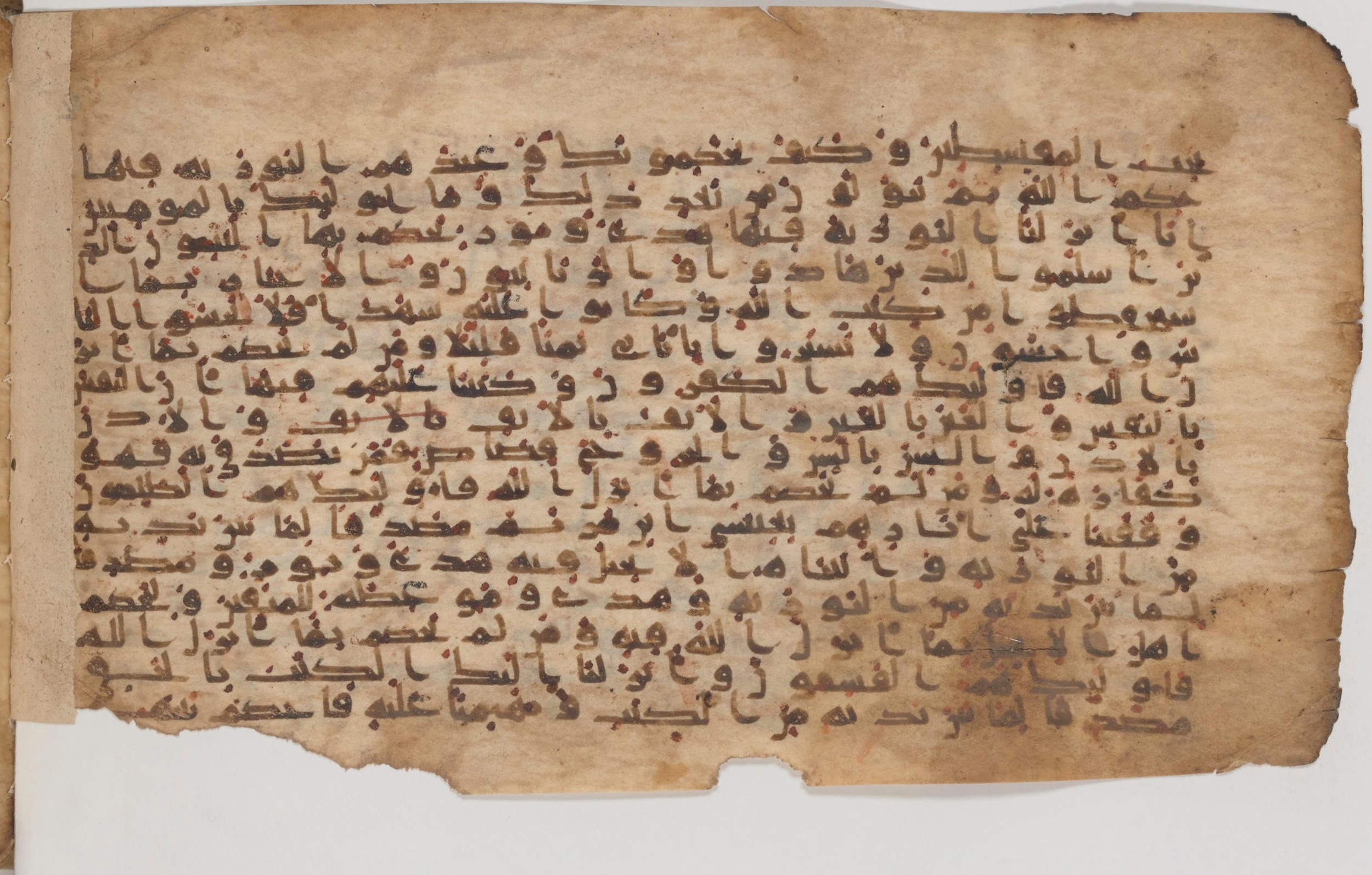 Paris, Bibliothèque nationale de France, Arabe 343 (Scan 1), in Kūfī D script, showing Surah 5:48 from Mid 8th to Late 9th Century AD found in Fustat (Old Cairo), Egypt, currently housed at Bibliothèque nationale de France, Paris