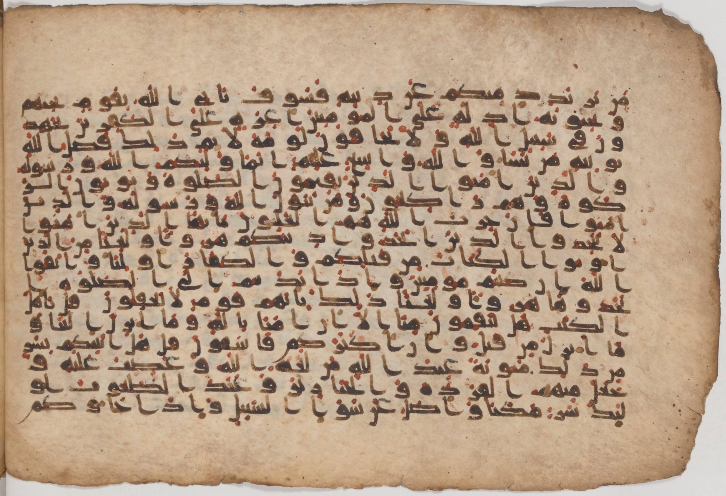 Paris, Bibliothèque nationale de France, Arabe 343, in Kūfī D script, showing Surah 5:56 from Mid 8th to Late 9th Century AD found in Fustat (Old Cairo), Egypt, currently housed at Bibliothèque nationale de France, Paris