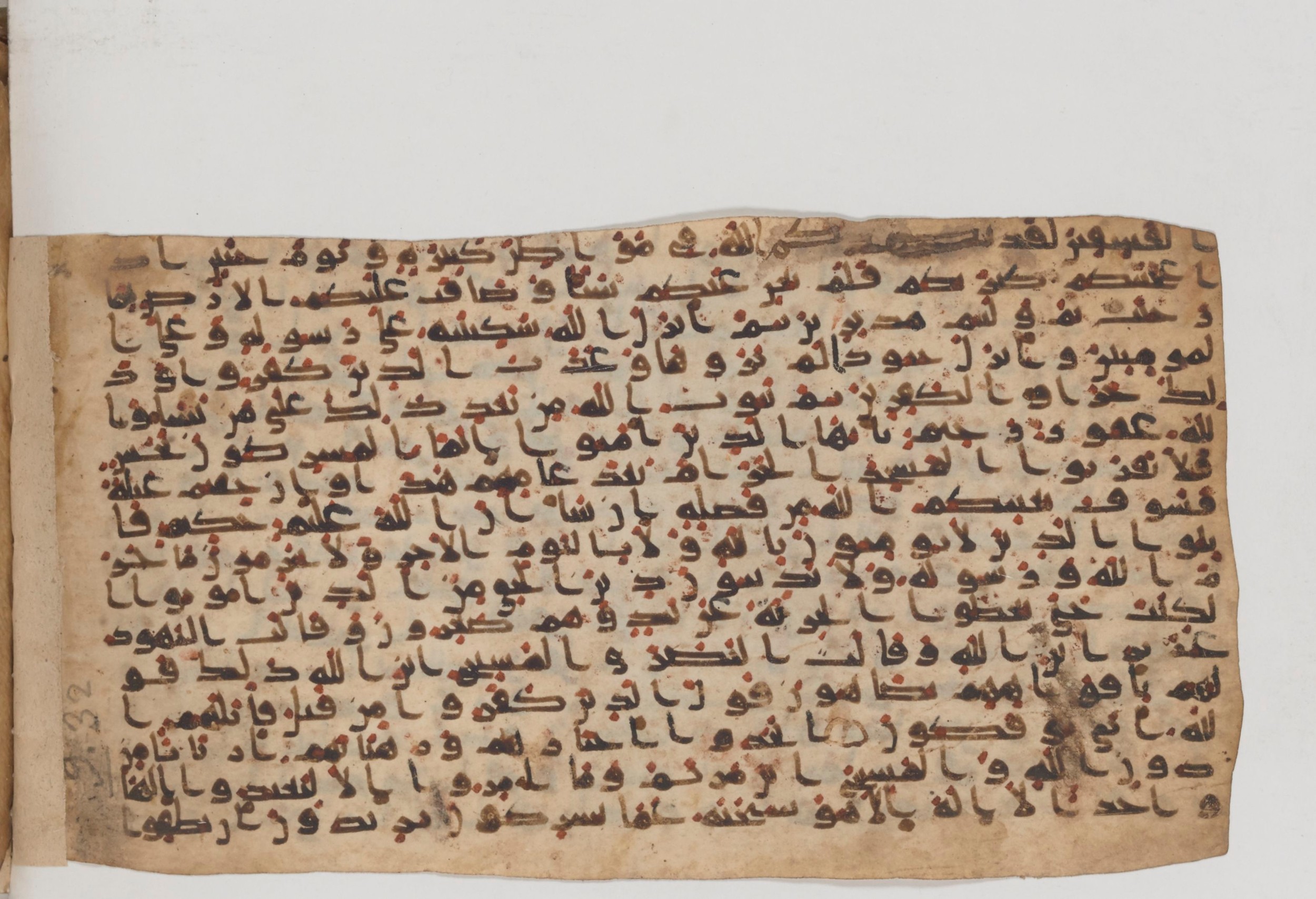 Paris, Bibliothèque nationale de France, Arabe 343 (Scan 1), in Kūfī D script, showing Surah 9:32 from Mid 8th to Late 9th Century AD found in Fustat (Old Cairo), Egypt, currently housed at Bibliothèque nationale de France, Paris