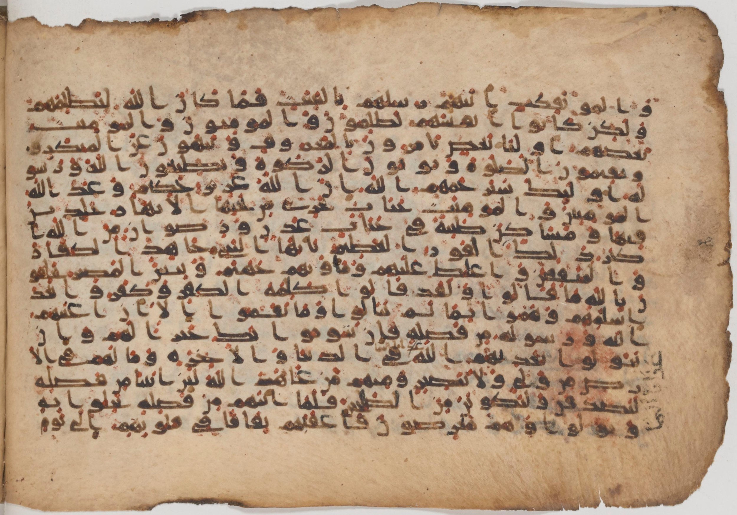 Paris, Bibliothèque nationale de France, Arabe 343, in Kūfī D script, showing Surah 9:71 from Mid 8th to Late 9th Century AD found in Fustat (Old Cairo), Egypt, currently housed at Bibliothèque nationale de France, Paris