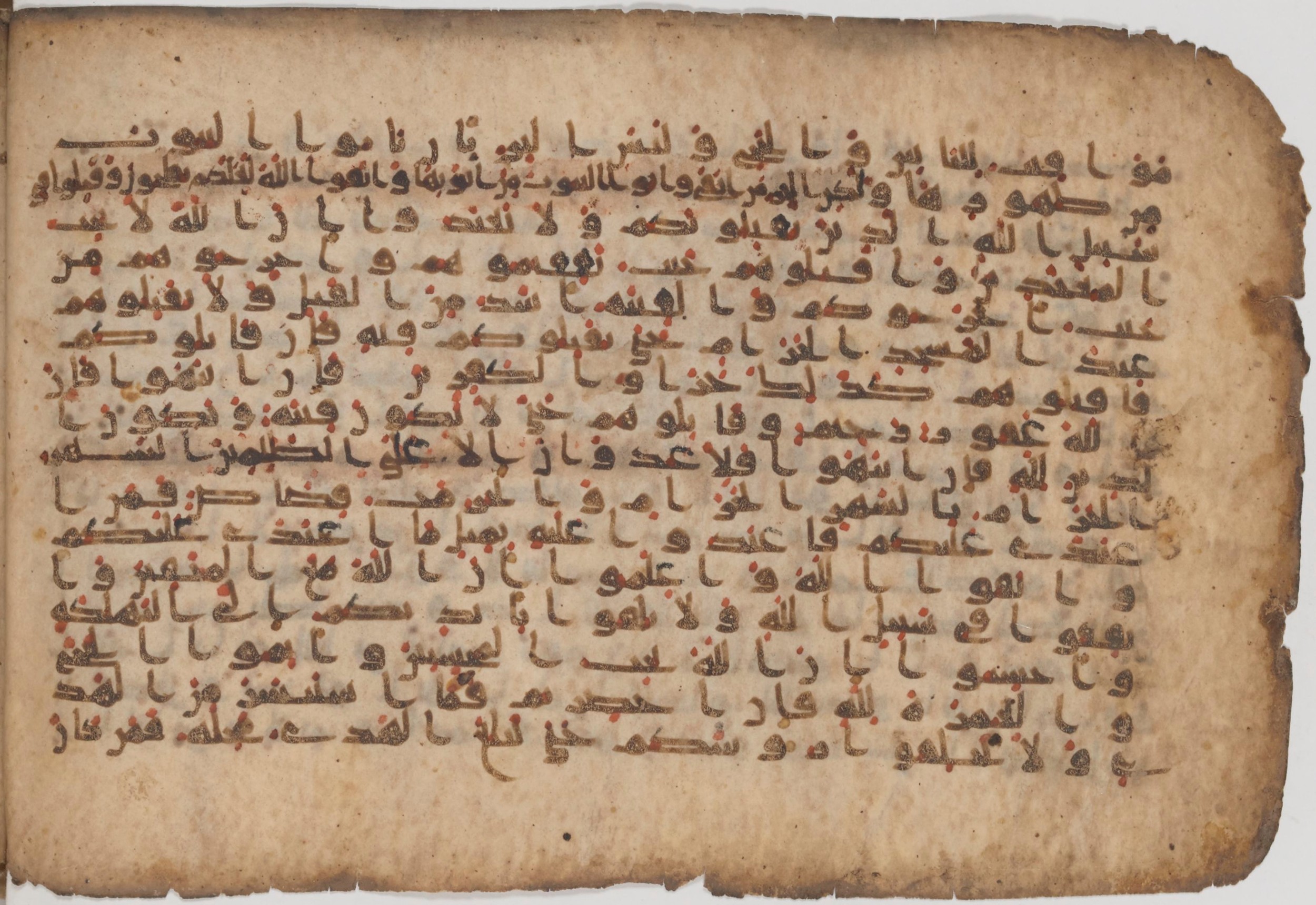 Paris, Bibliothèque nationale de France, Arabe 343, in Kūfī D script, showing Surah 2:192 from Mid 8th to Late 9th Century AD found in Fustat (Old Cairo), Egypt, currently housed at Bibliothèque nationale de France, Paris