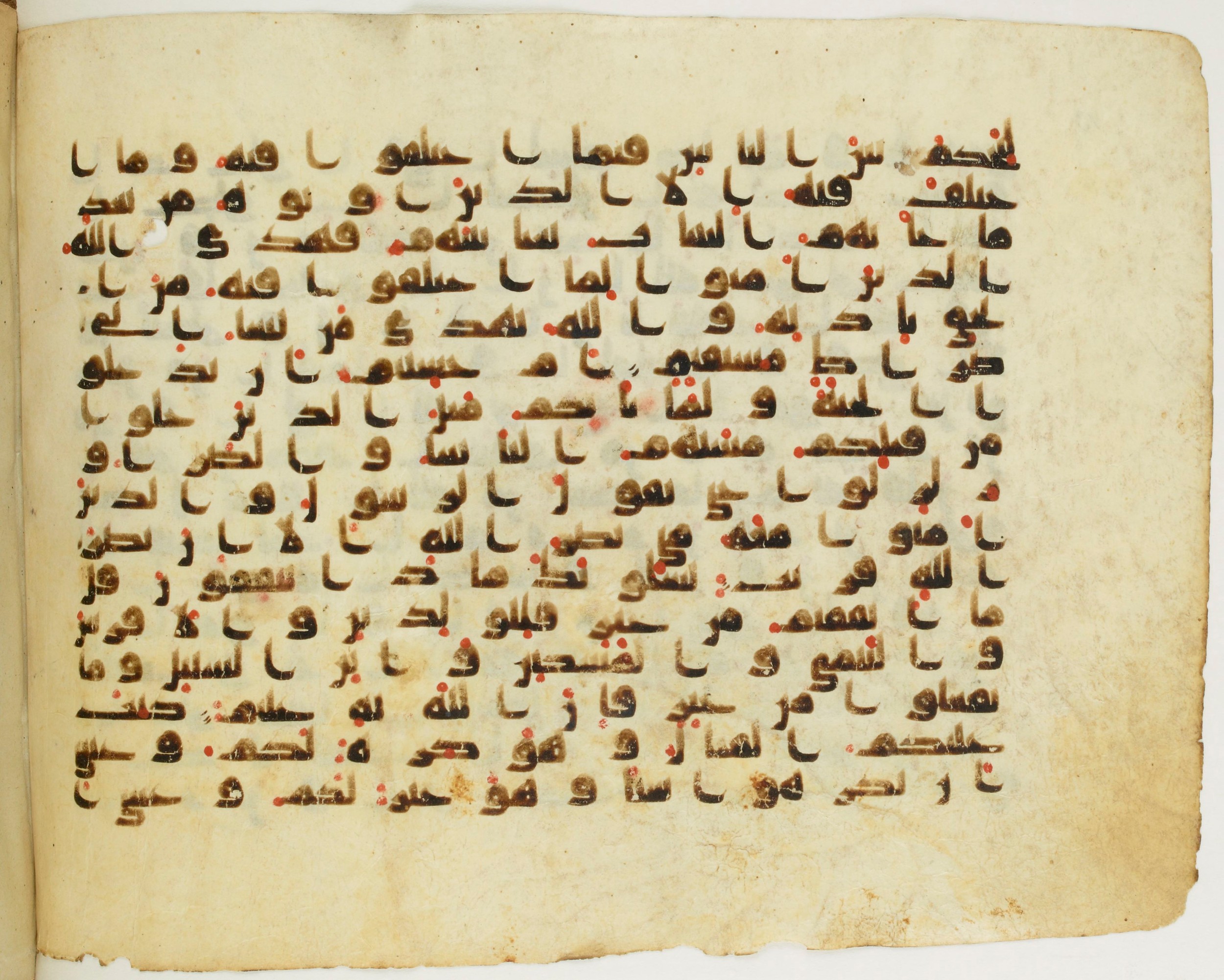 Paris, Bibliothèque nationale de France, Arabe 345 (b) (Scan 1), in Early Kufic (D IV) script, showing Surah 2:216 from Mid 8th to Late 10th Century AD found in Fustat (Old Cairo), Egypt, currently housed at Bibliothèque nationale de France, Paris
