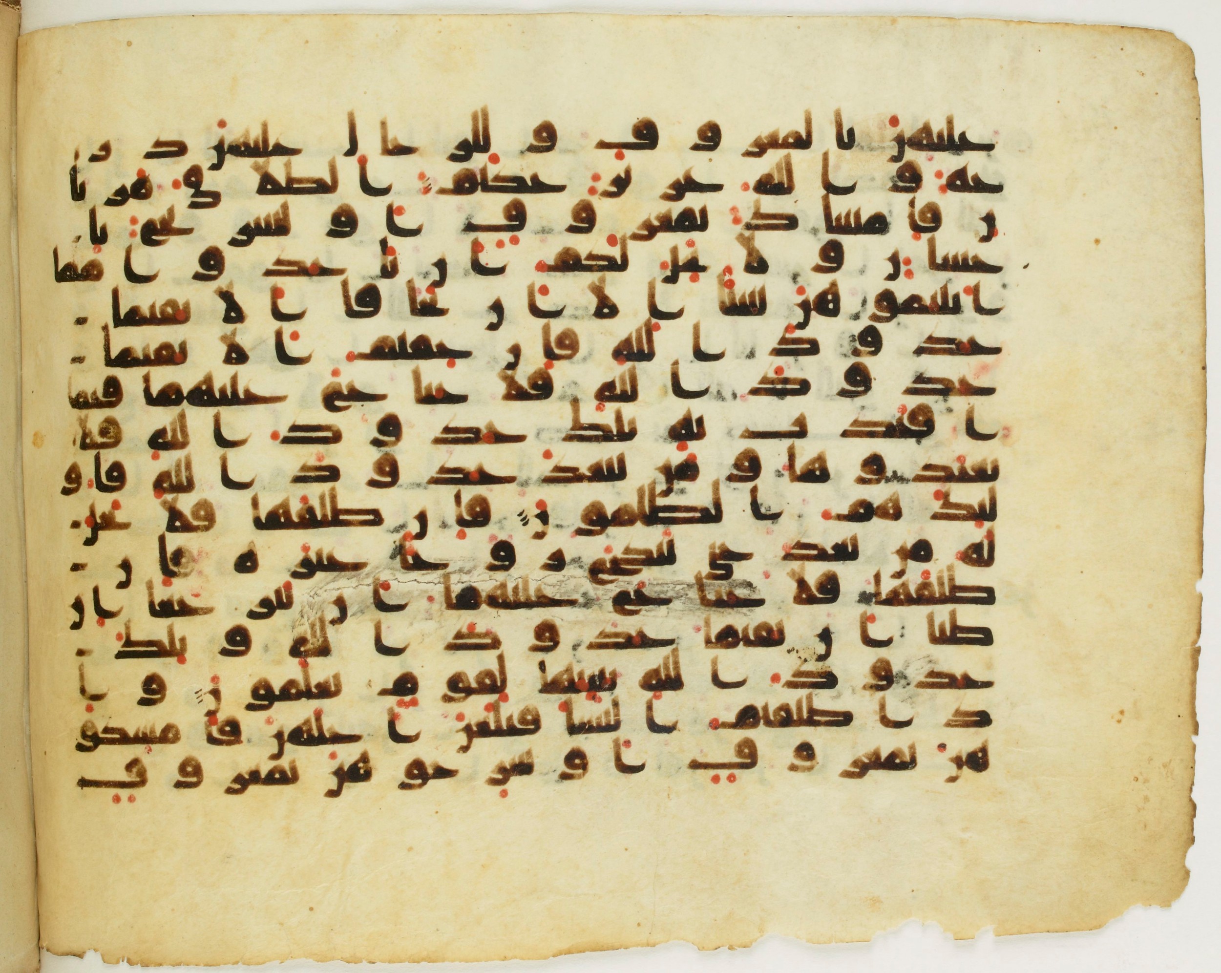 Paris, Bibliothèque nationale de France, Arabe 345 (b) (Scan 1), in Early Kufic (D IV) script, showing Surah 2:231 from Mid 8th to Late 10th Century AD found in Fustat (Old Cairo), Egypt, currently housed at Bibliothèque nationale de France, Paris