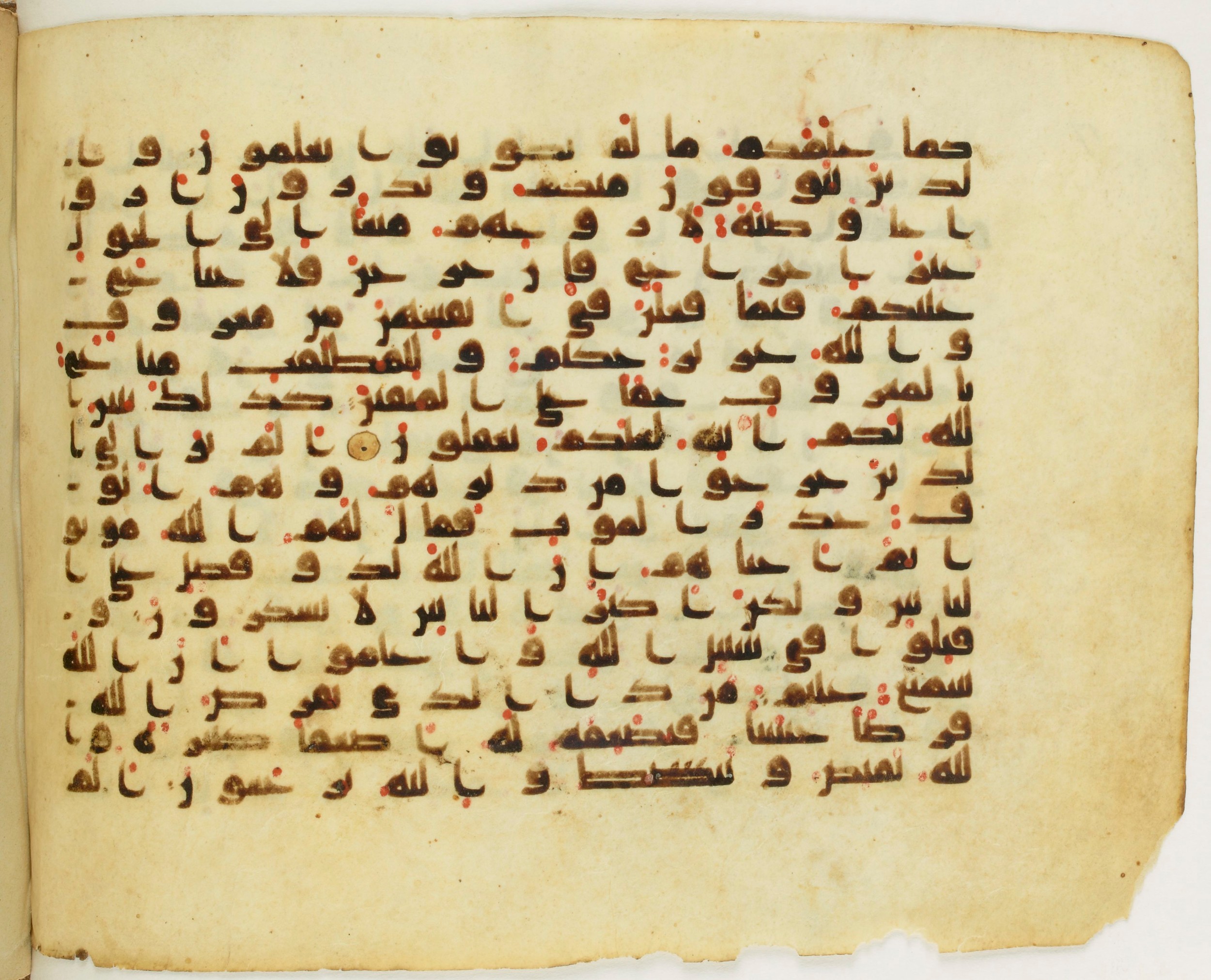 Paris, Bibliothèque nationale de France, Arabe 345 (b) (Scan 2), in Early Kufic (D IV) script, showing Surah 2:239 from Mid 8th to Late 10th Century AD found in Fustat (Old Cairo), Egypt, currently housed at Bibliothèque nationale de France, Paris