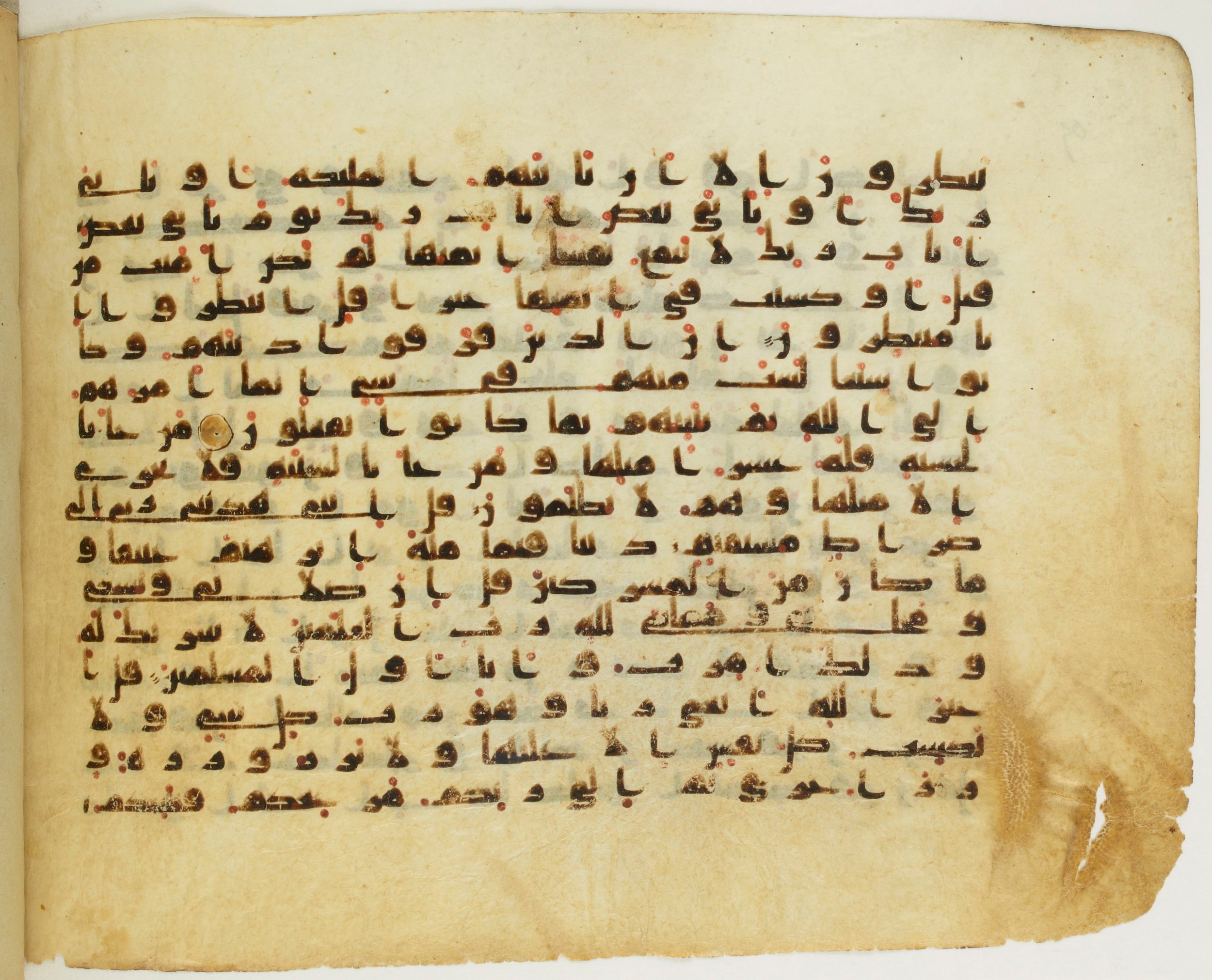 Paris, Bibliothèque nationale de France, Arabe 345 (b), in Early Kufic (D IV) script, showing Surah 6:161 from Mid 8th to Late 10th Century AD found in Fustat (Old Cairo), Egypt, currently housed at Bibliothèque nationale de France, Paris