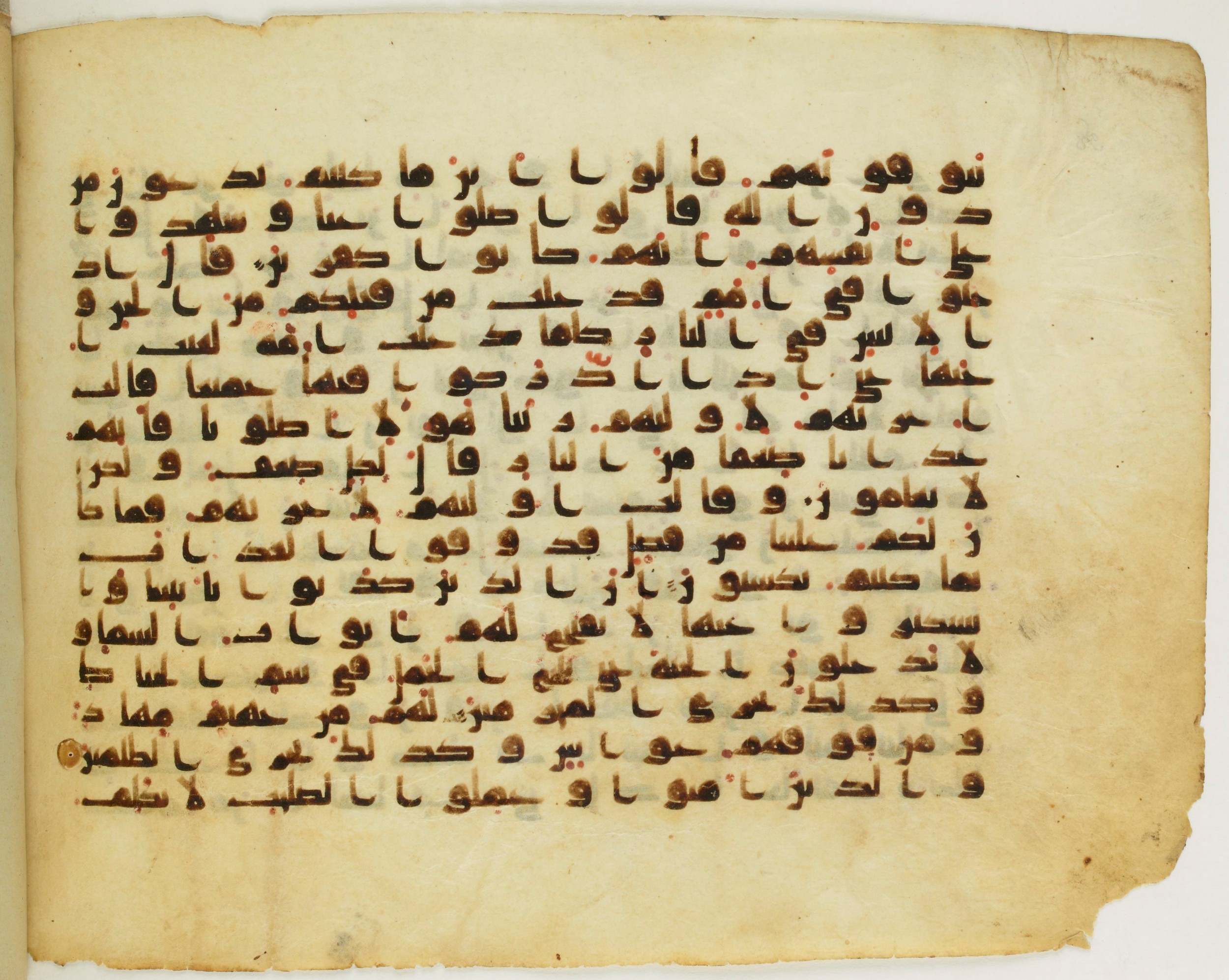 Paris, Bibliothèque nationale de France, Arabe 345 (b), in Early Kufic (D IV) script, showing Surah 7:39 from Mid 8th to Late 10th Century AD found in Fustat (Old Cairo), Egypt, currently housed at Bibliothèque nationale de France, Paris