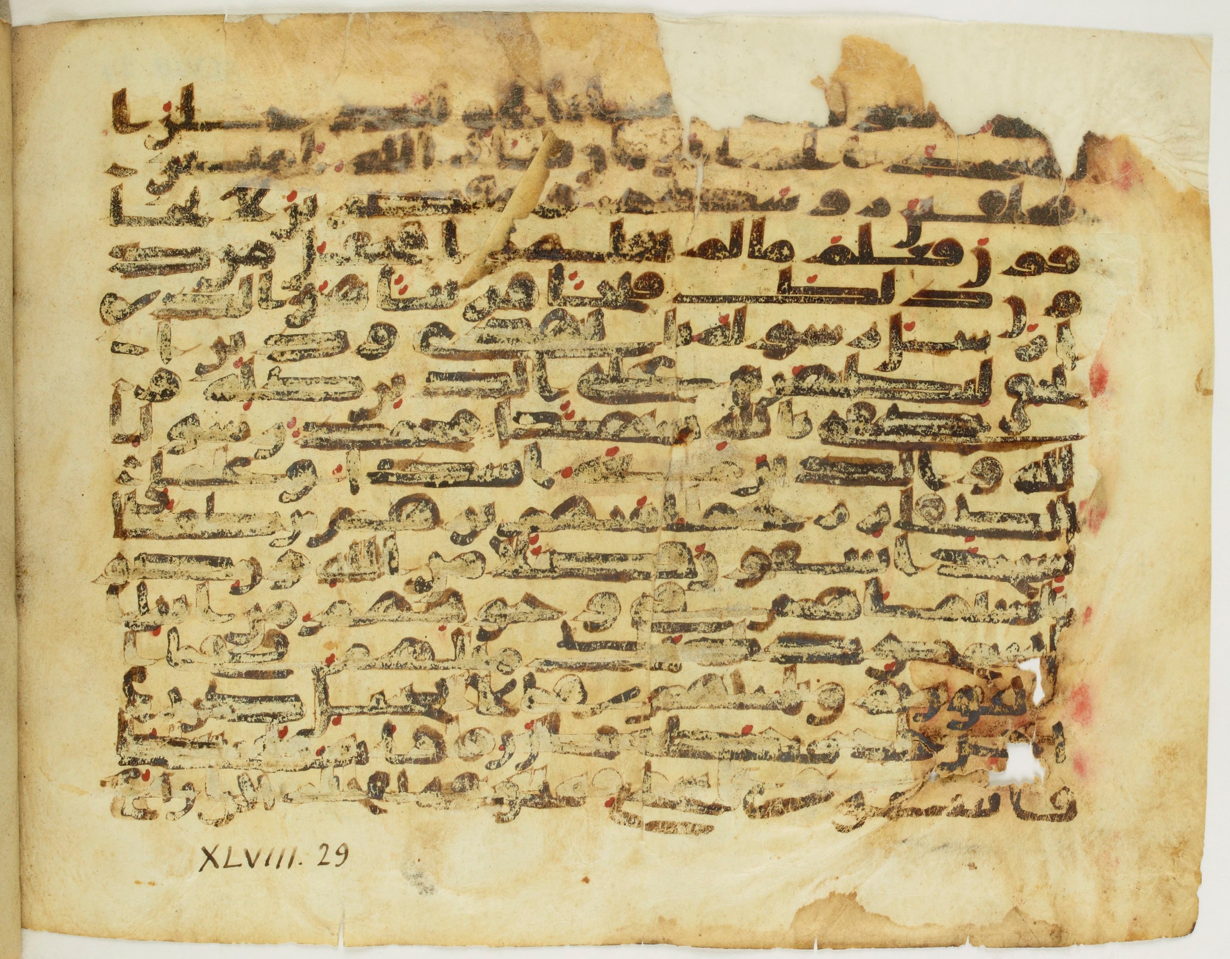 Paris, Bibliothèque nationale de France, Arabe 345 (c), in Kufic C.II script, showing Surah 48:28 from 8th to 9th Century AD found in Fustat (Old Cairo), Egypt, currently housed at Bibliothèque nationale de France, Paris