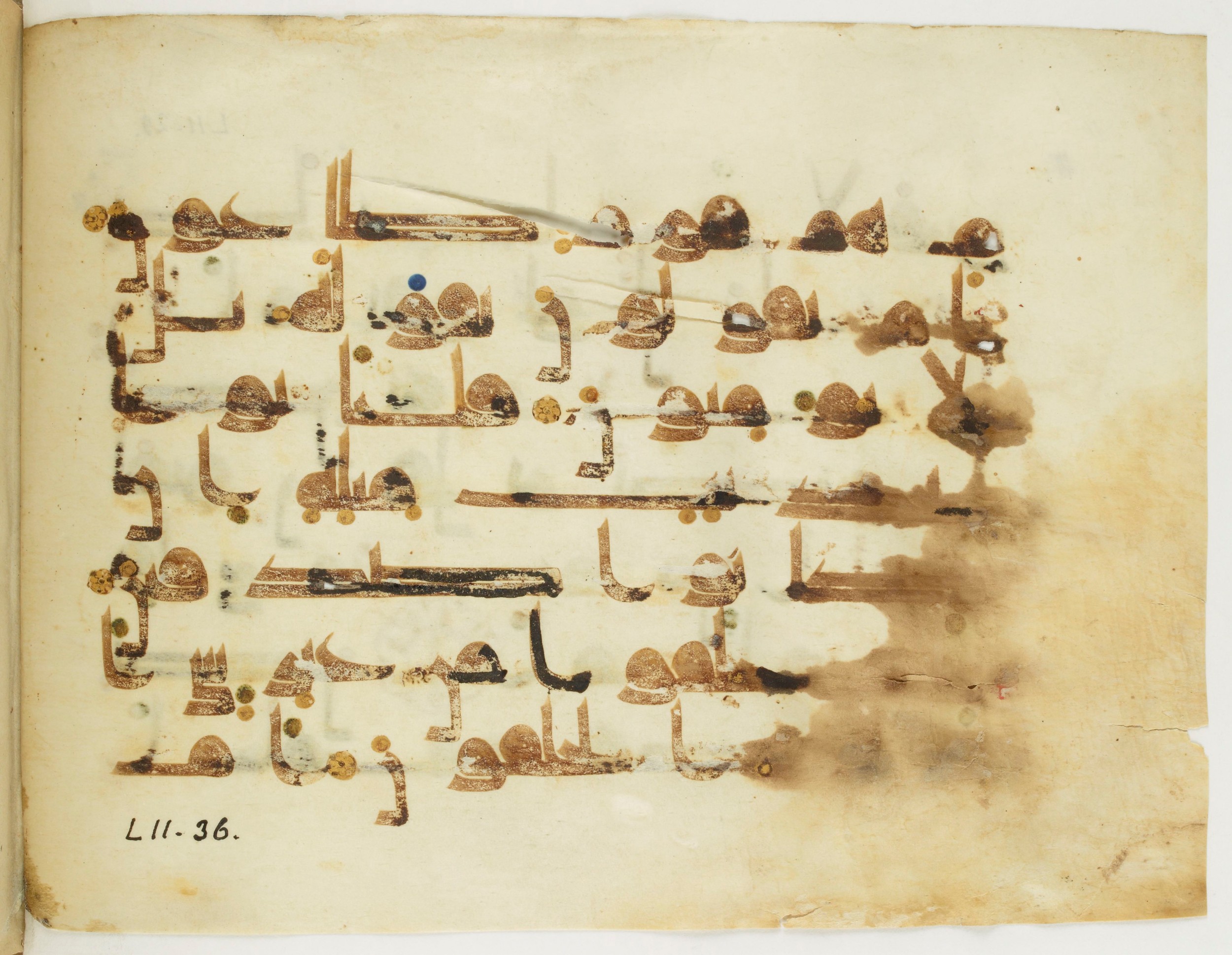 Paris, Bibliothèque nationale de France, Arabe 346 (a), in Kūfī D.I script, showing Surah 52:33 from Late 8th / 9th Century AD found in Fustat (Old Cairo), Egypt, currently housed at Bibliothèque nationale de France, Paris