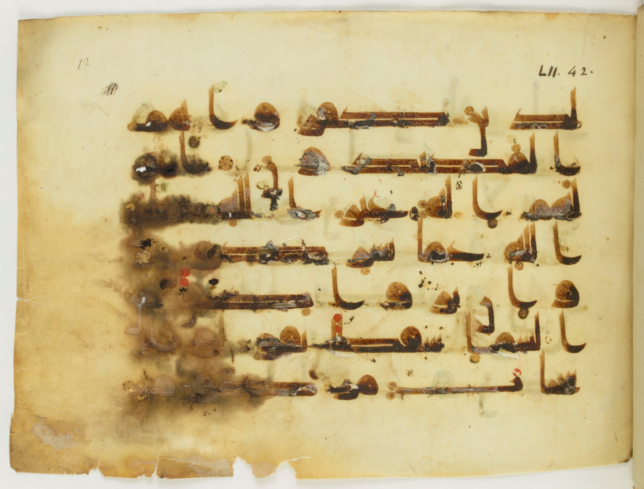 Paris, Bibliothèque nationale de France, Arabe 346 (a), in Kūfī D.I script, showing Surah 52:44 from Late 8th / 9th Century AD found in Fustat (Old Cairo), Egypt, currently housed at Bibliothèque nationale de France, Paris