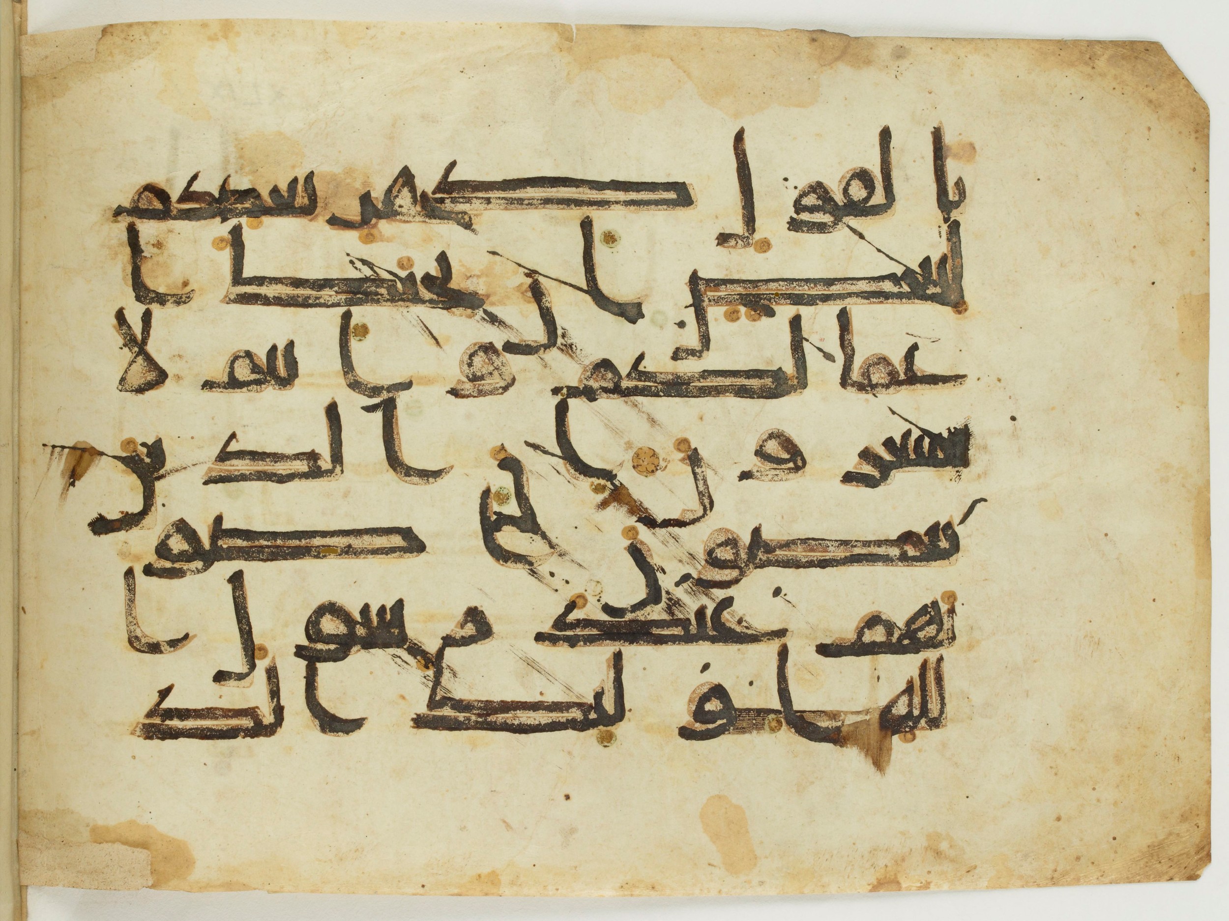 Paris, Bibliothèque nationale de France, Arabe 346 (a) (Scan 2), in Kūfī D.I script, showing Surah 49:2 from Late 8th / 9th Century AD found in Fustat (Old Cairo), Egypt, currently housed at Bibliothèque nationale de France, Paris