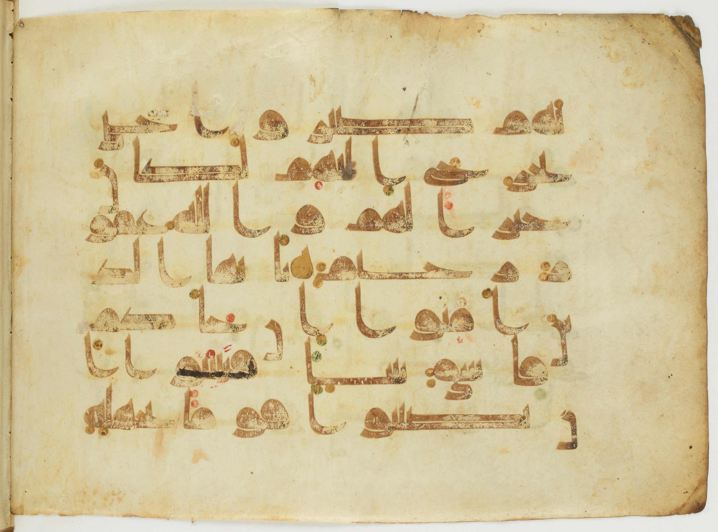 Paris, Bibliothèque nationale de France, Arabe 346 (a) (Scan 1), in Kūfī D.I script, showing Surah 49:6 from Late 8th / 9th Century AD found in Fustat (Old Cairo), Egypt, currently housed at Bibliothèque nationale de France, Paris