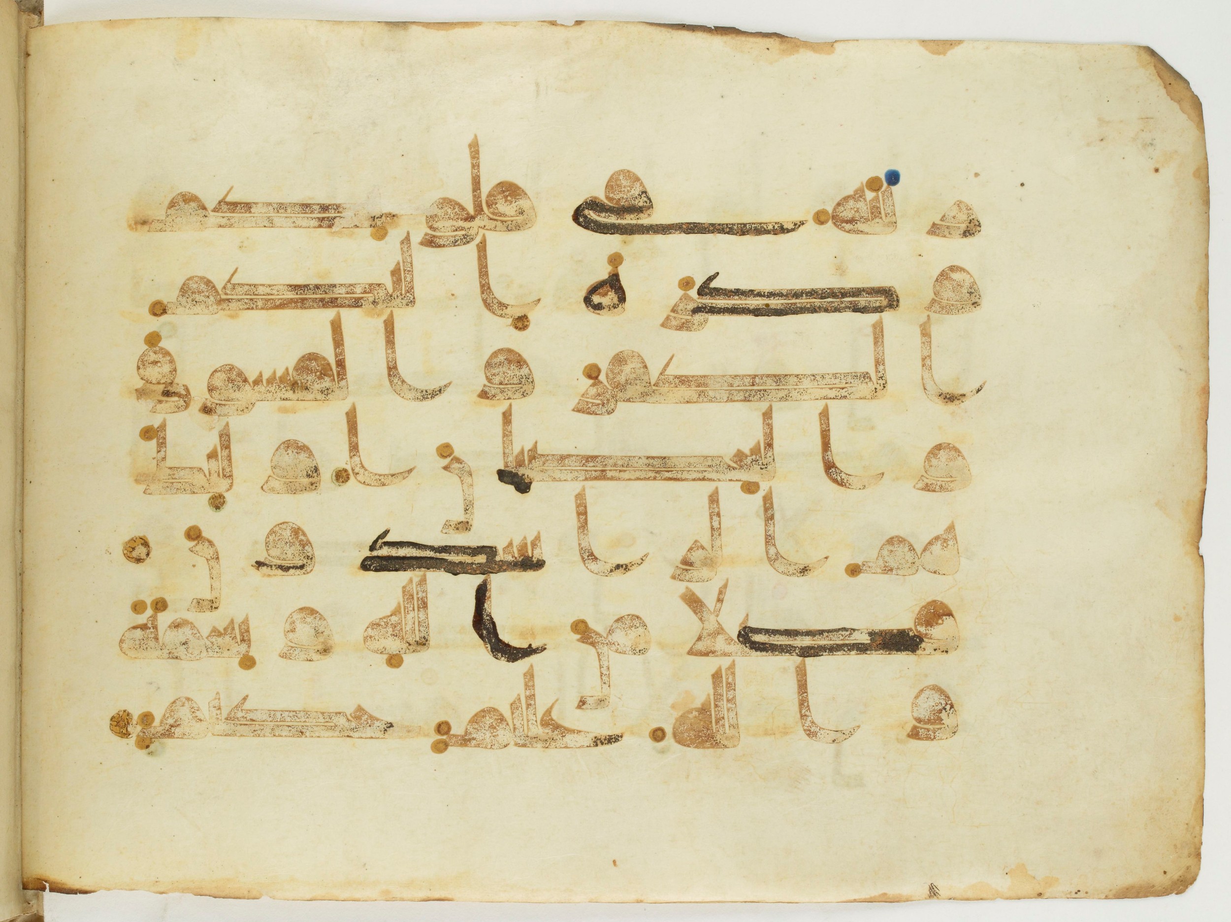 Paris, Bibliothèque nationale de France, Arabe 346 (a) (Scan 2), in Kūfī D.I script, showing Surah 49:7 from Late 8th / 9th Century AD found in Fustat (Old Cairo), Egypt, currently housed at Bibliothèque nationale de France, Paris